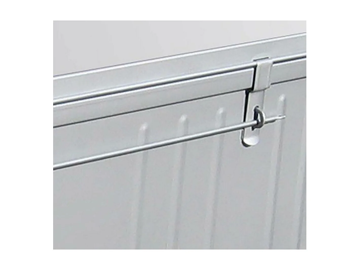 Table basse en acier sur roulettes Habitat 90 cm Kaki