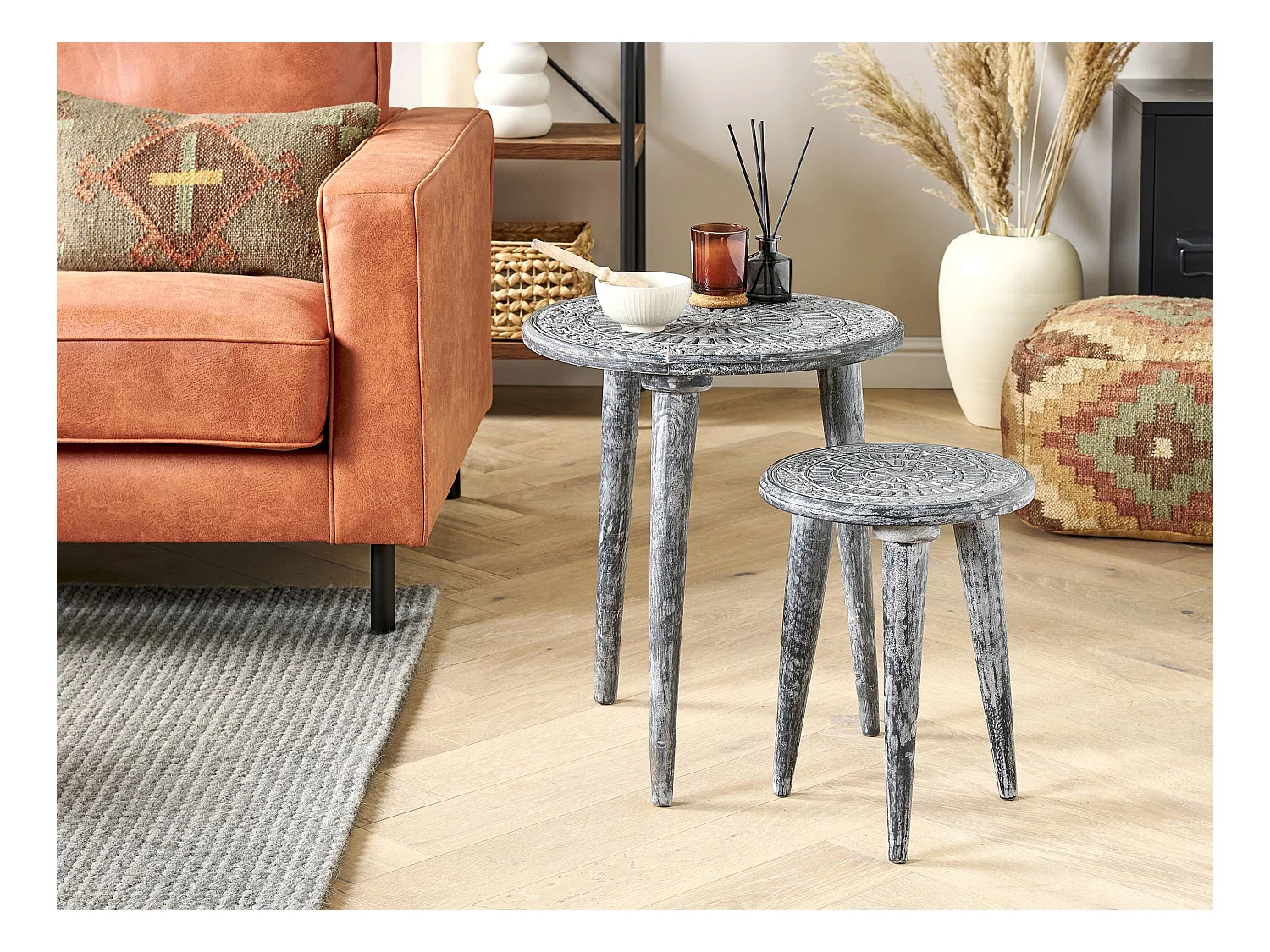 Set aus 2 handgefertigten Beistelltischen Mangoholz im Vintage-Stil Grau Jatra