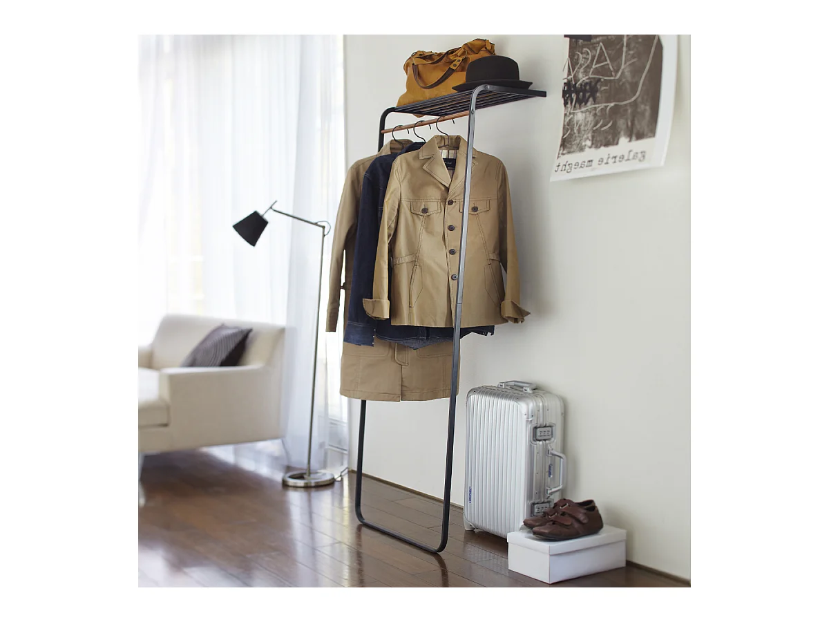 Appendiabiti a torre inclinato con ripiano