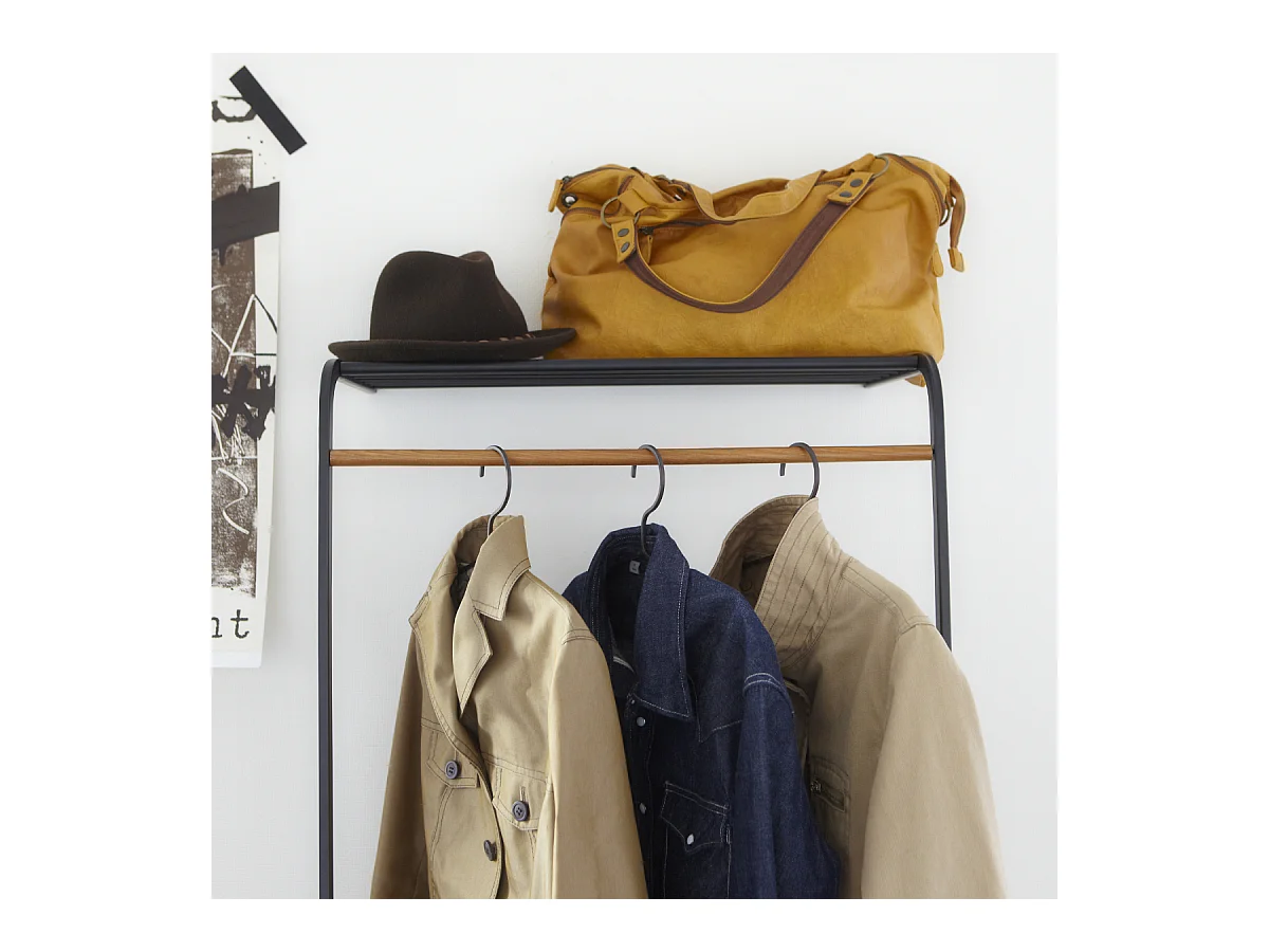 Appendiabiti a torre inclinato con ripiano