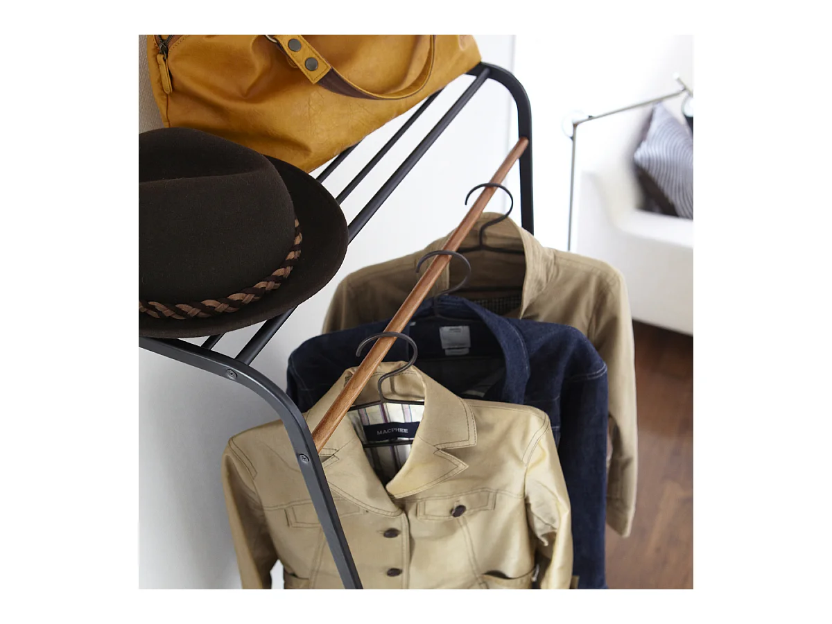 Appendiabiti a torre inclinato con ripiano