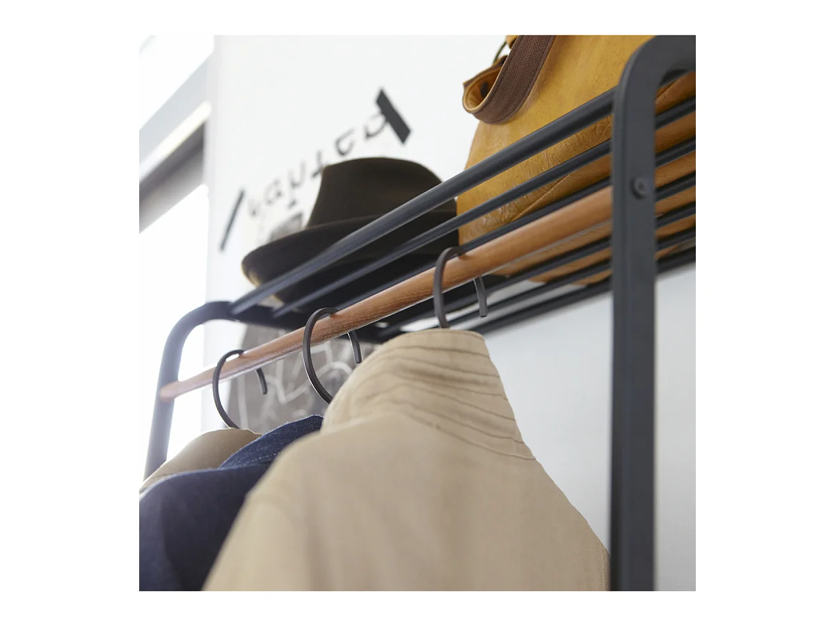 Appendiabiti a torre inclinato con ripiano