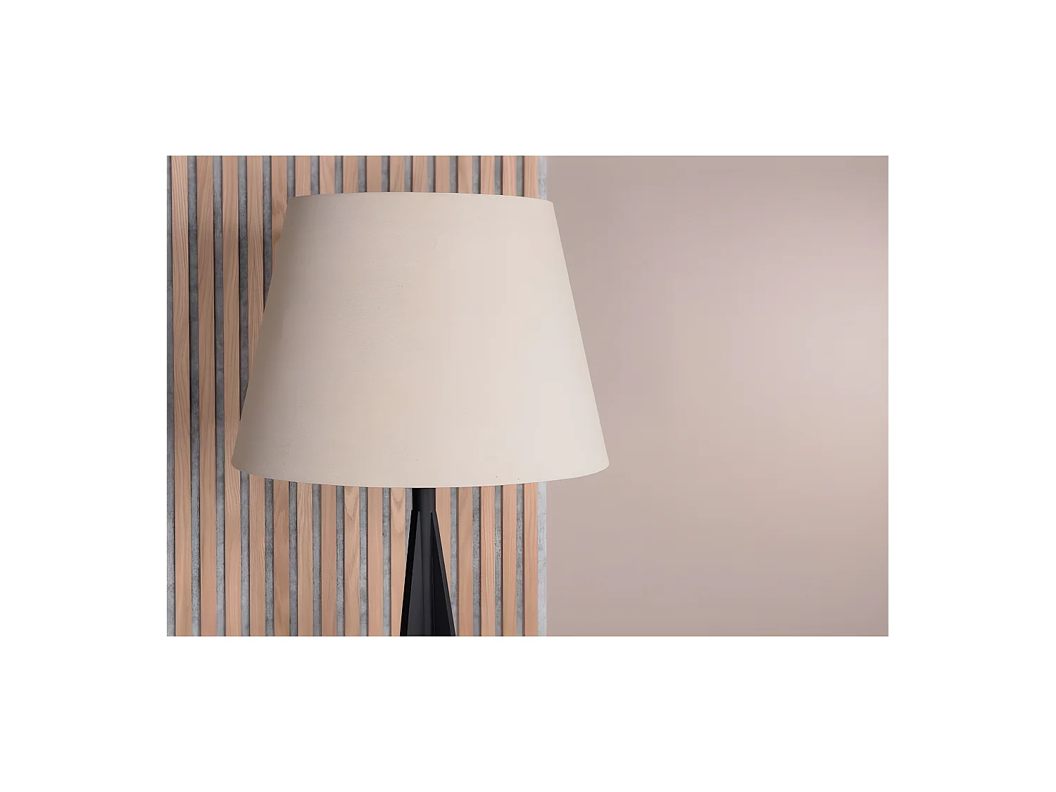 Stehlampe aus Gummibaumholz und Leinen Kona