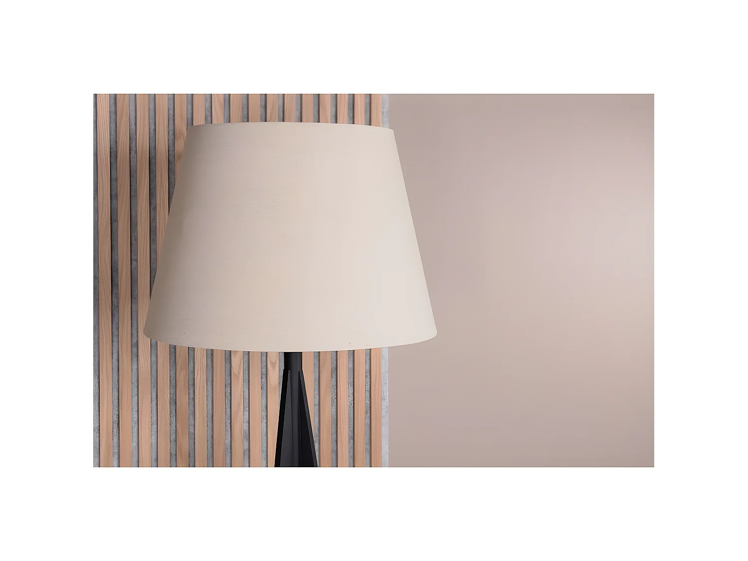 Lampada da terra in legno di gomma e lino Kona