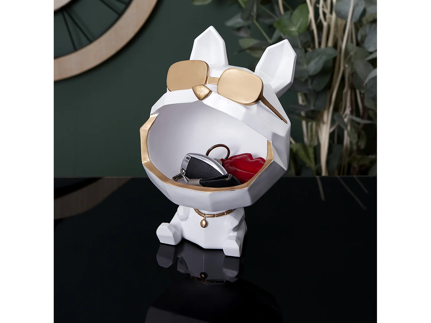 Piesek z białymi okularami i złotym motywem origami jako pojemnik