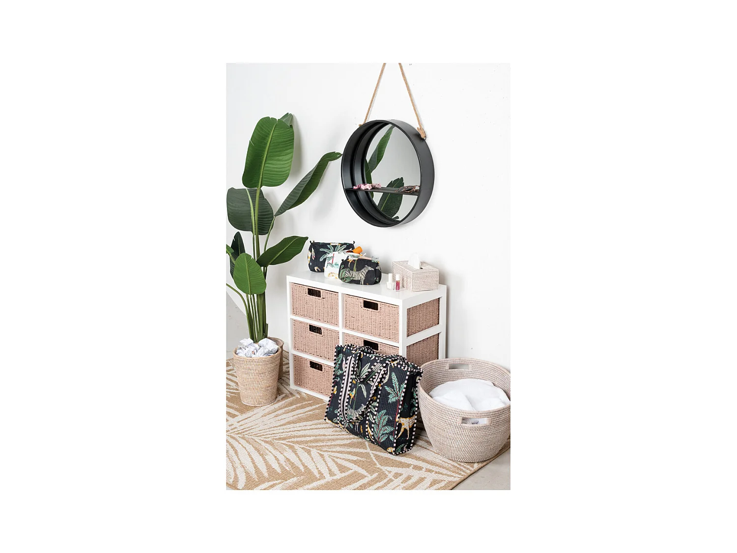 Corbeille à linge en rotin tressé patiné blanc