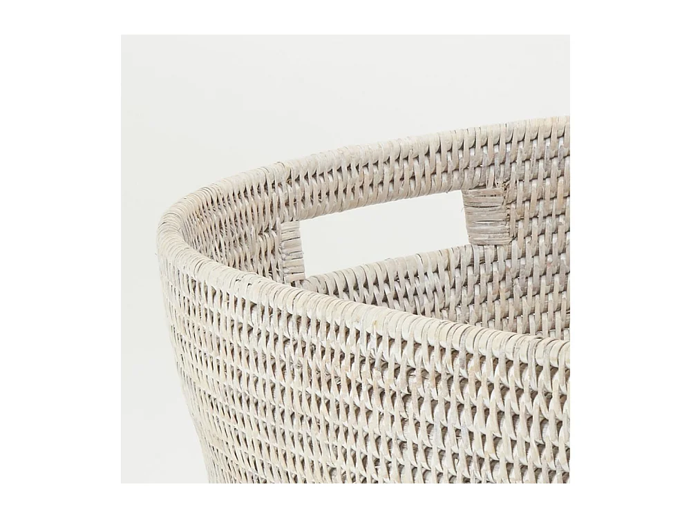 Corbeille à linge en rotin tressé patiné blanc