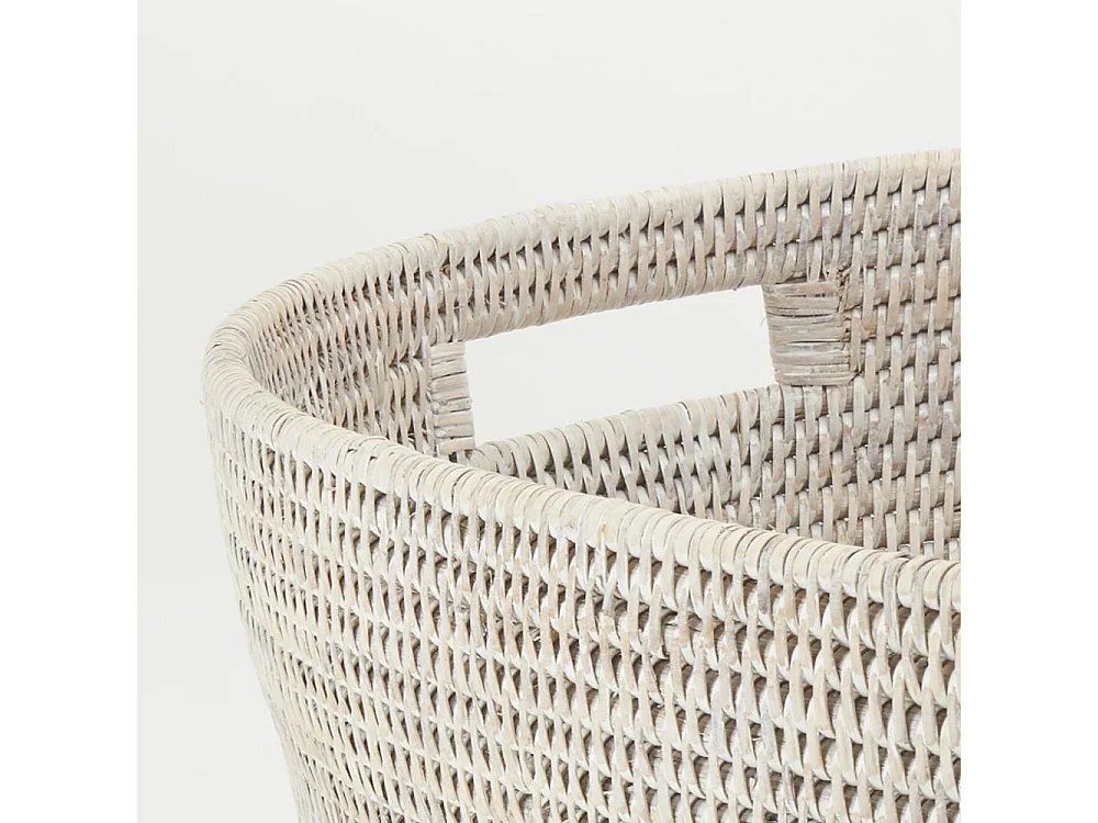 Corbeille à linge en rotin tressé patiné blanc