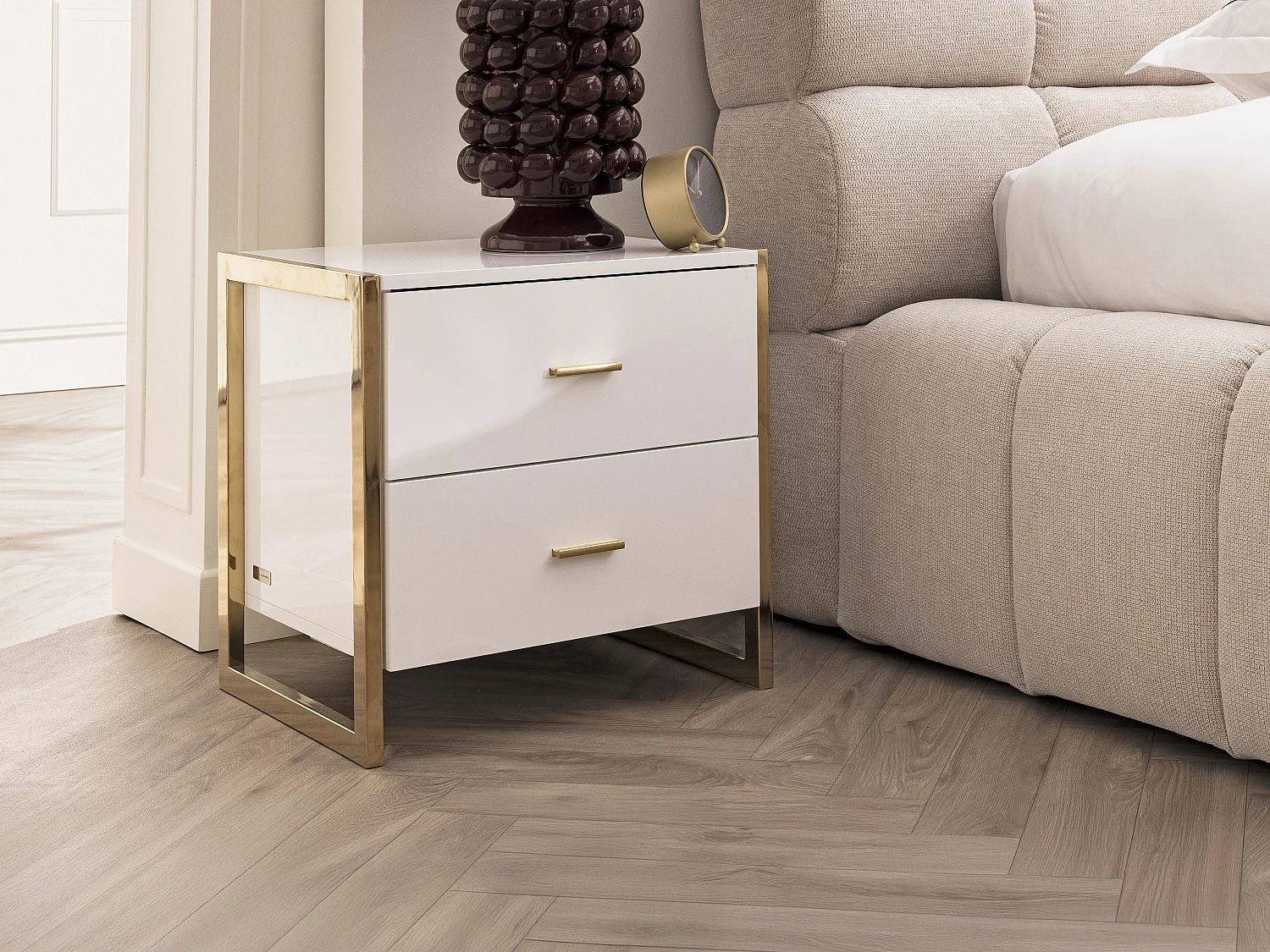 Table de chevet 2 tiroirs - MDF - Blanc laqué et doré - OMBRELIA de Pascal Morabito