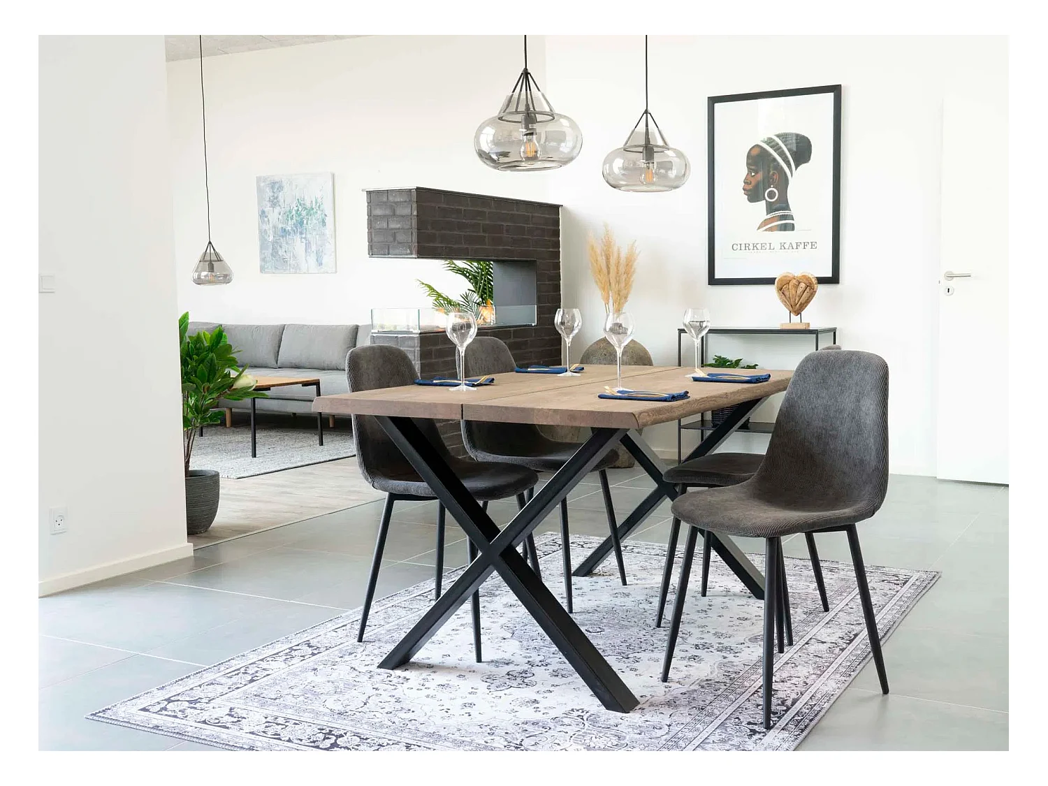 Table à manger industrielle TOULON – Chêne massif & acier noir, design avec bord ondulé-Marron-Largeur 140 cm