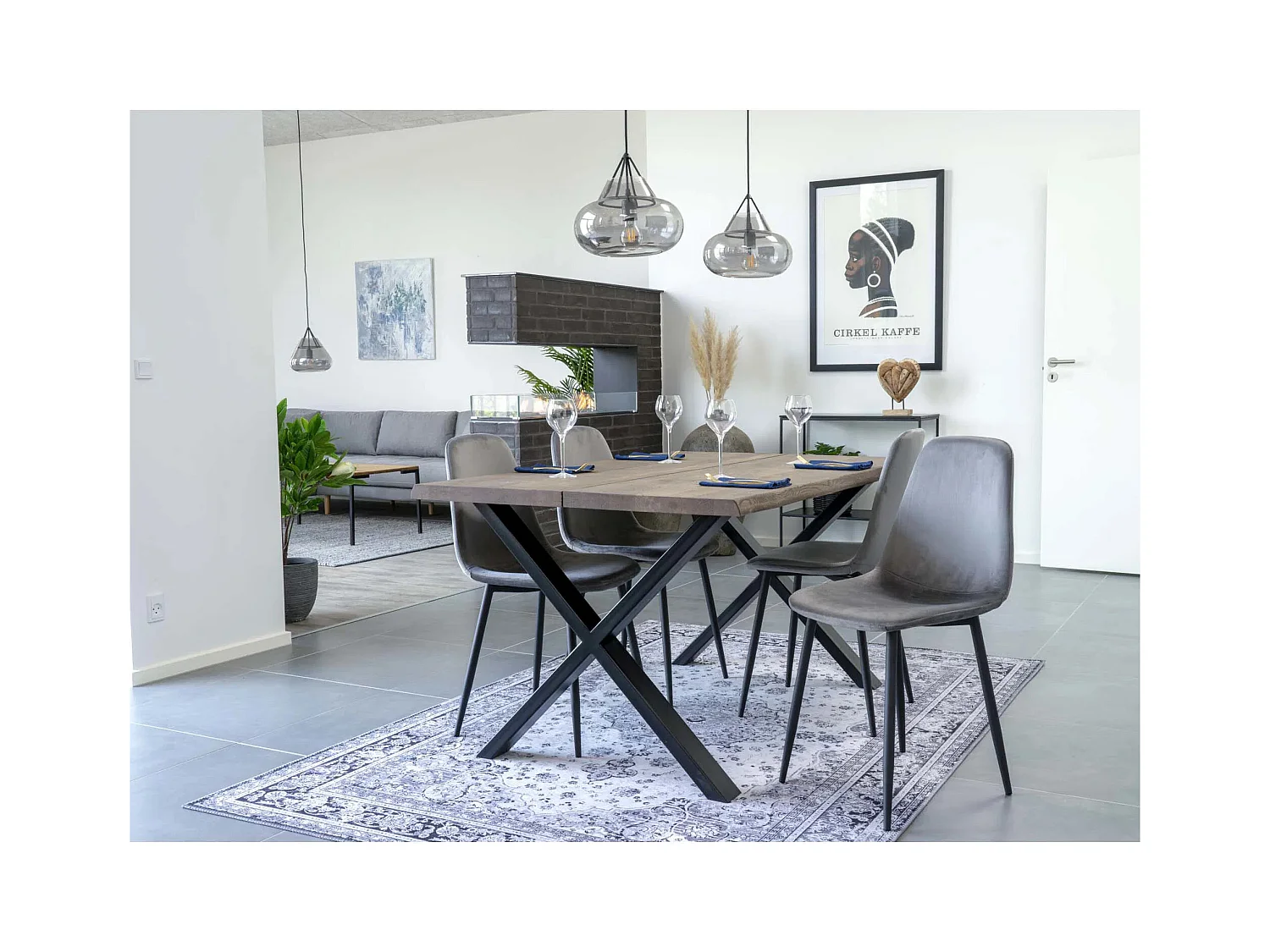 Table à manger industrielle TOULON – Chêne massif & acier noir, design avec bord ondulé-Marron-Largeur 140 cm
