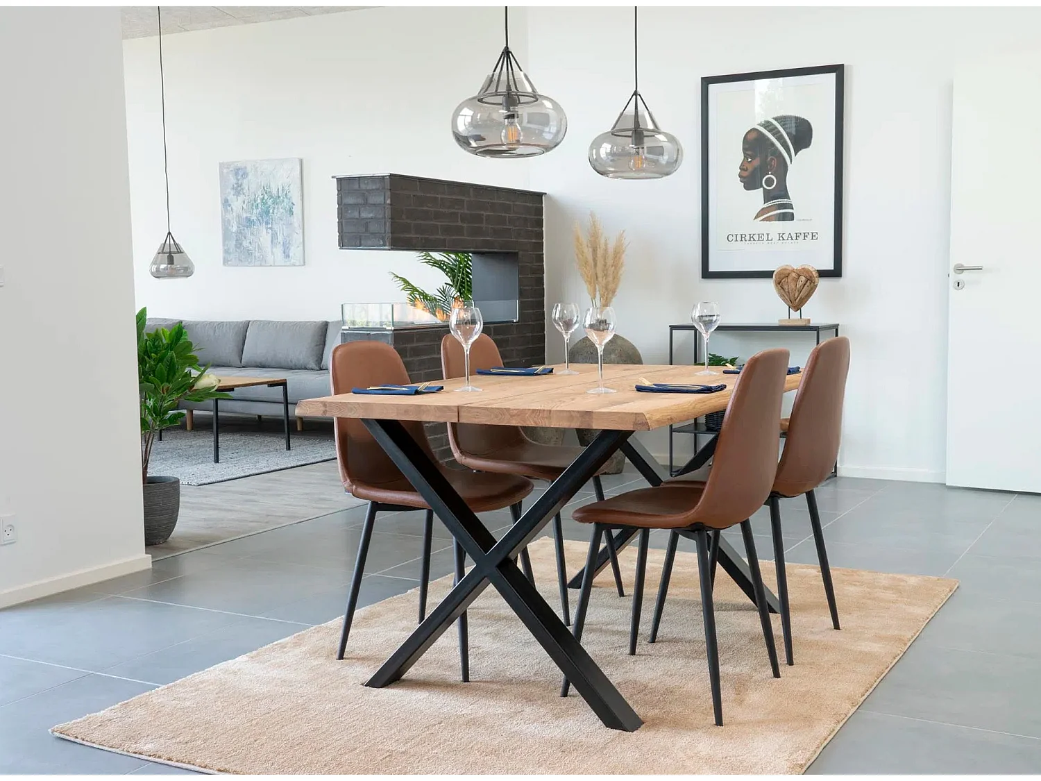 Table à manger industrielle TOULON – Chêne massif & acier noir, design avec bord ondulé-Beige-Largeur 140 cm
