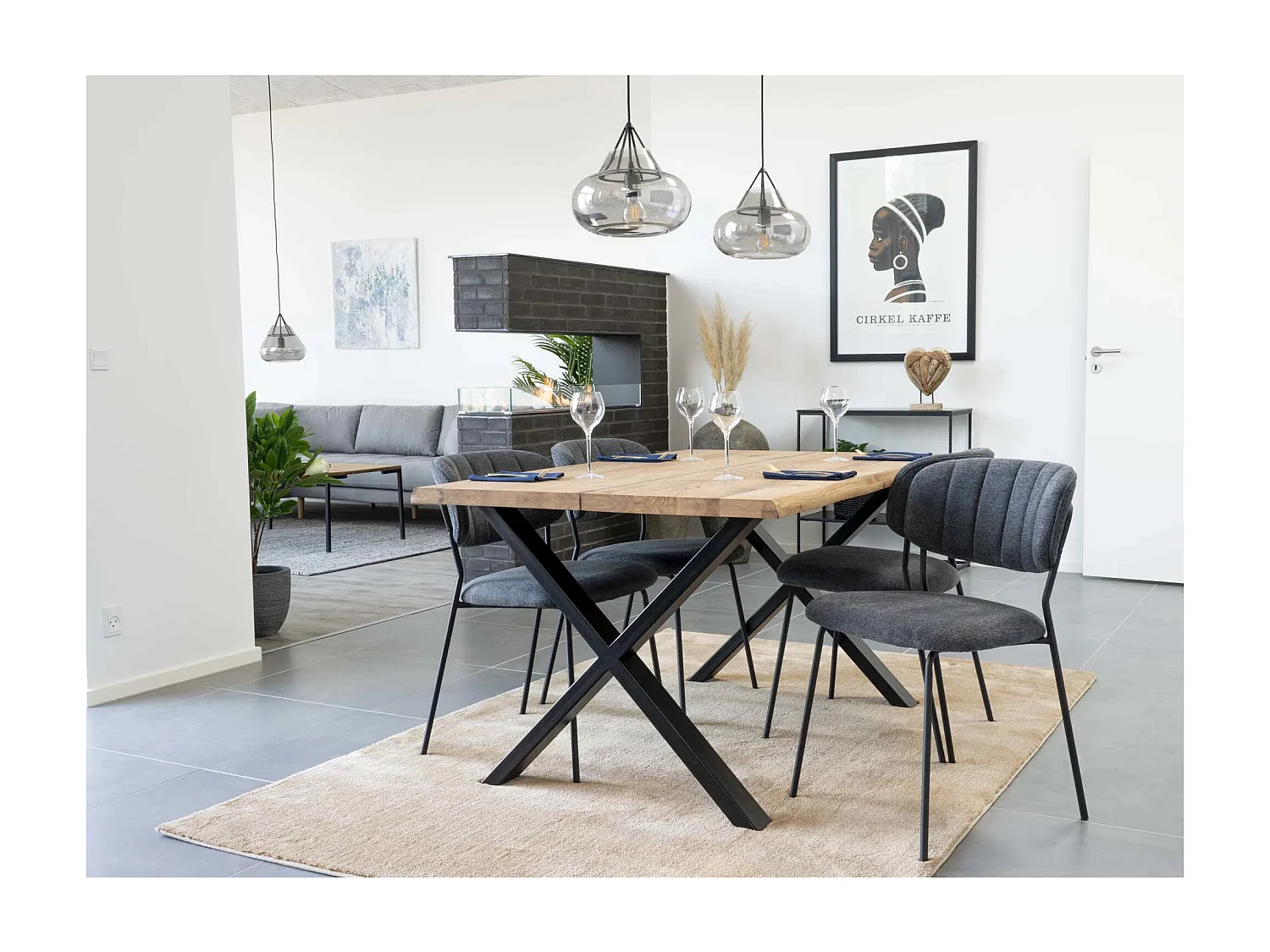 Table à manger industrielle TOULON – Chêne massif & acier noir, design avec bord ondulé-Beige-Largeur 140 cm