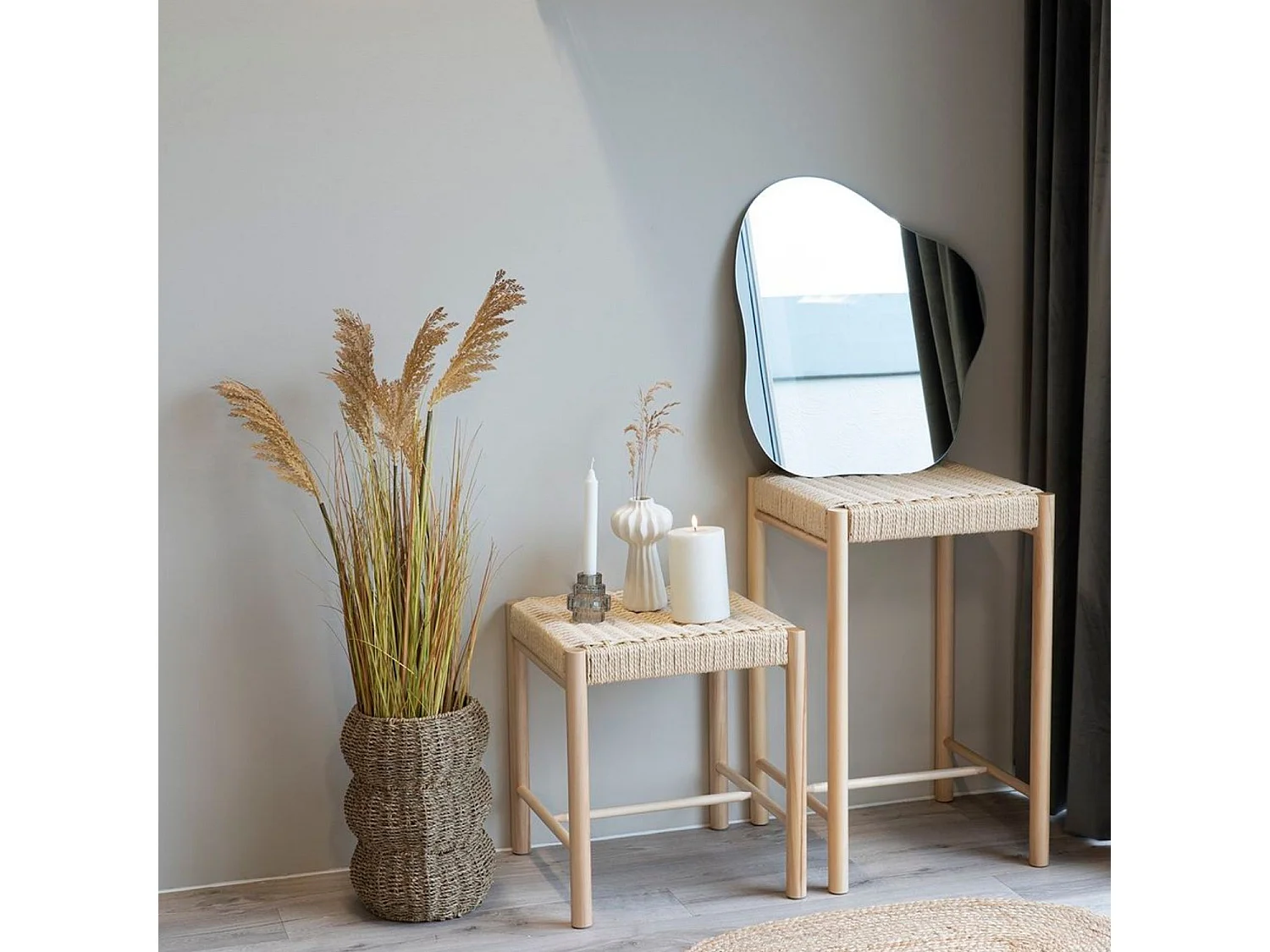 Taburete de álamo con asiento de mimbre