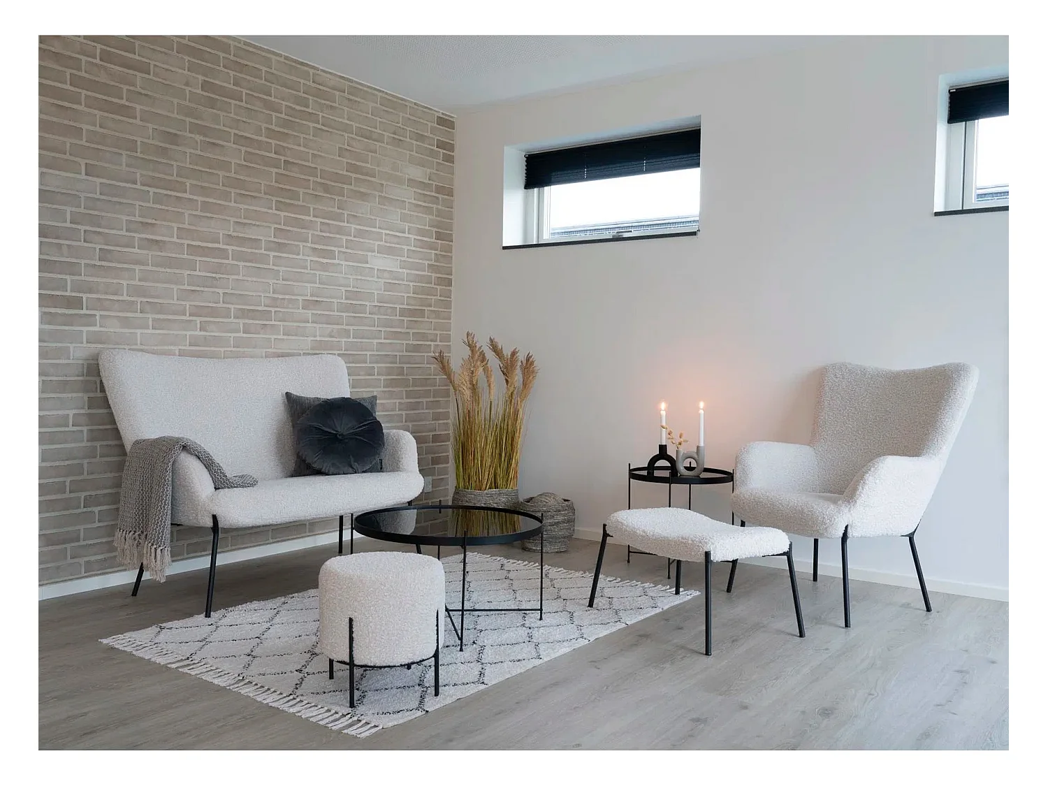 ALFORD ronde poef – Bouclette stof & zwarte metalen poten-Color ribete verde crudo