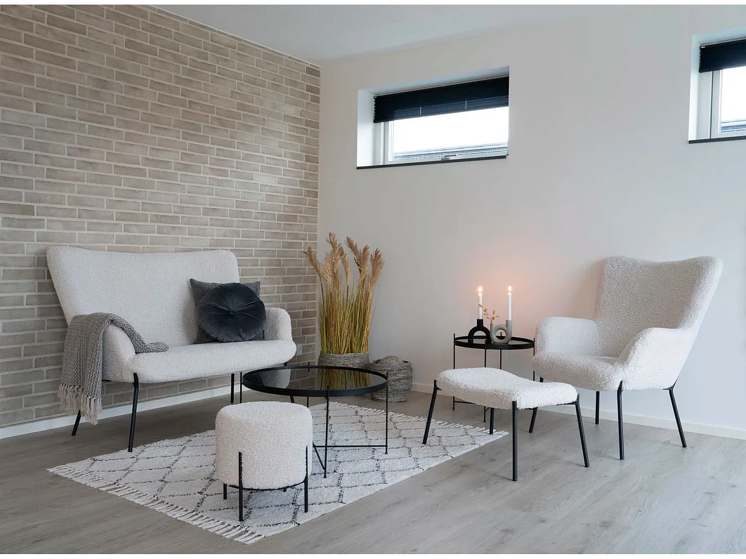 Witte fluwelen poef en zwart metalen poten Neer-Kleur Beige