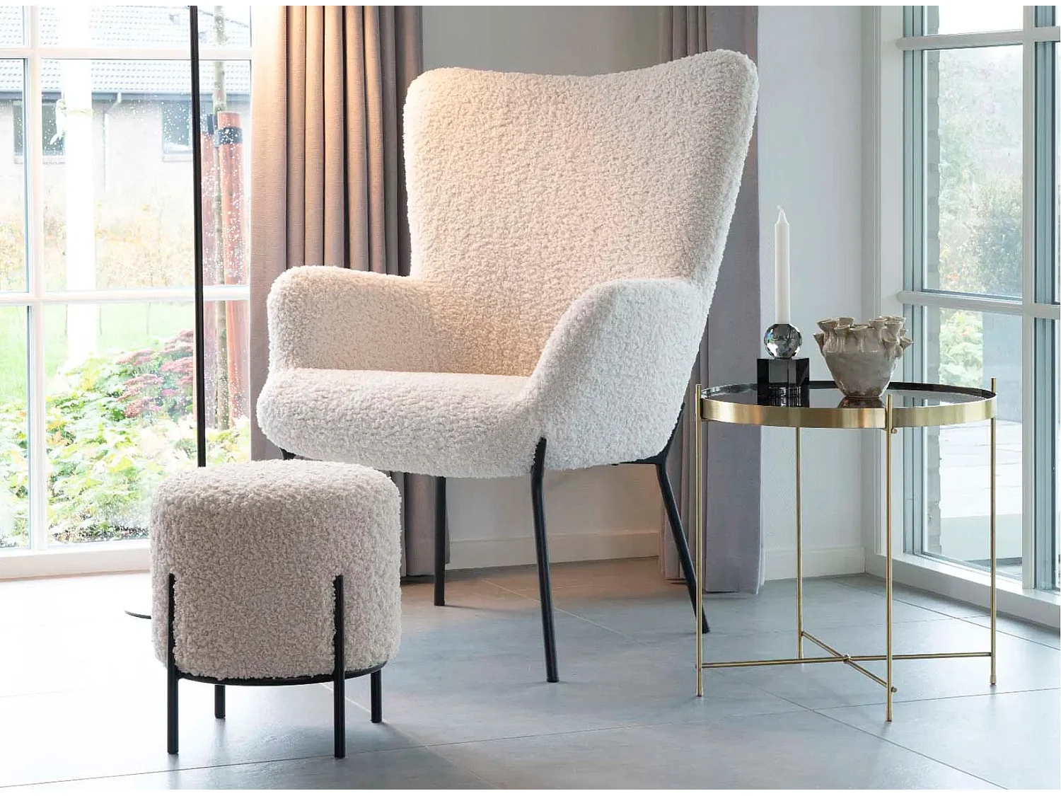 Witte fluwelen poef en zwart metalen poten Neer-Kleur Beige