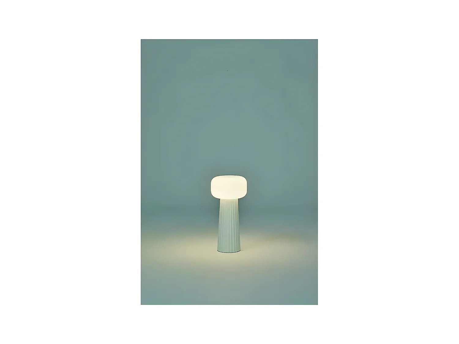 Lampe de table FARO en verre blanc de MANTRA