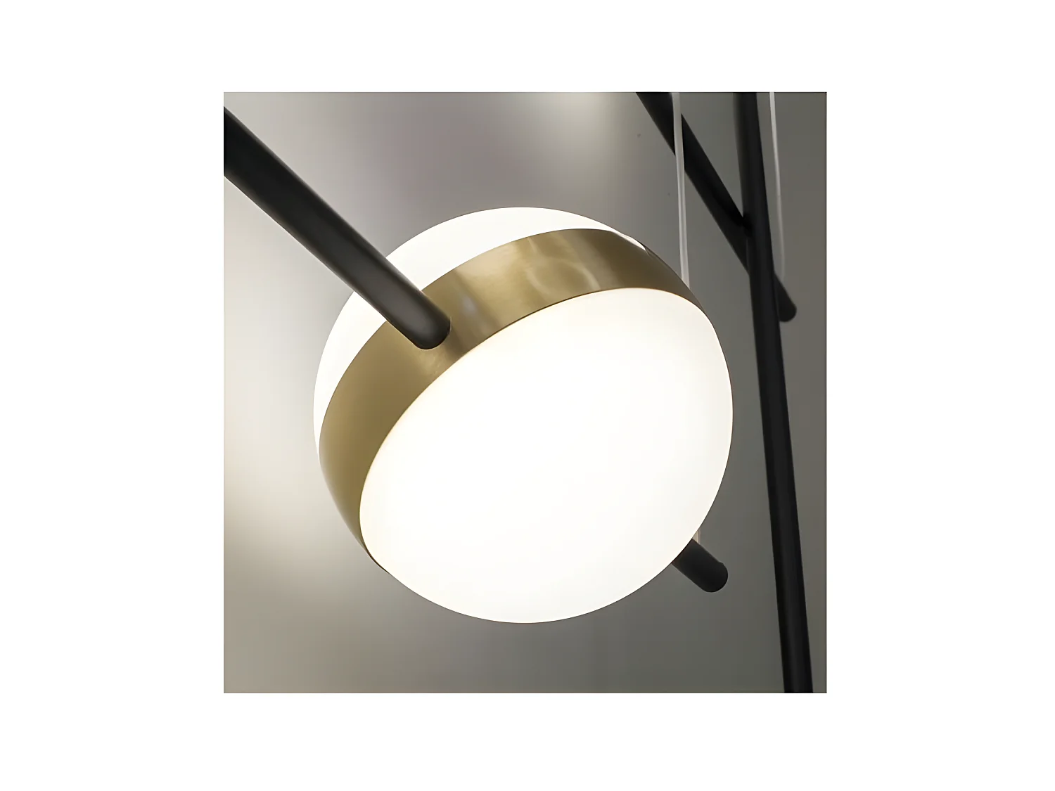 Modèle de bureau CUBA avec détail en or led 8w de MANTRA