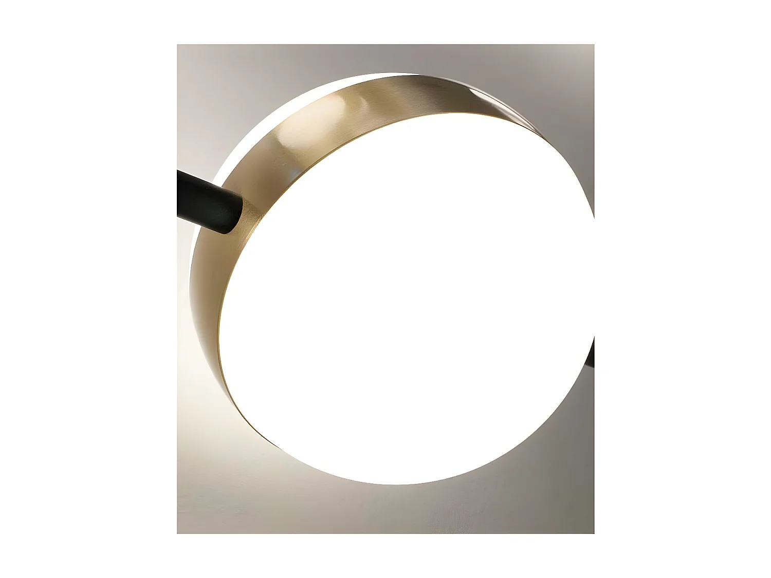 Modèle de bureau CUBA avec détail en or led 8w de MANTRA