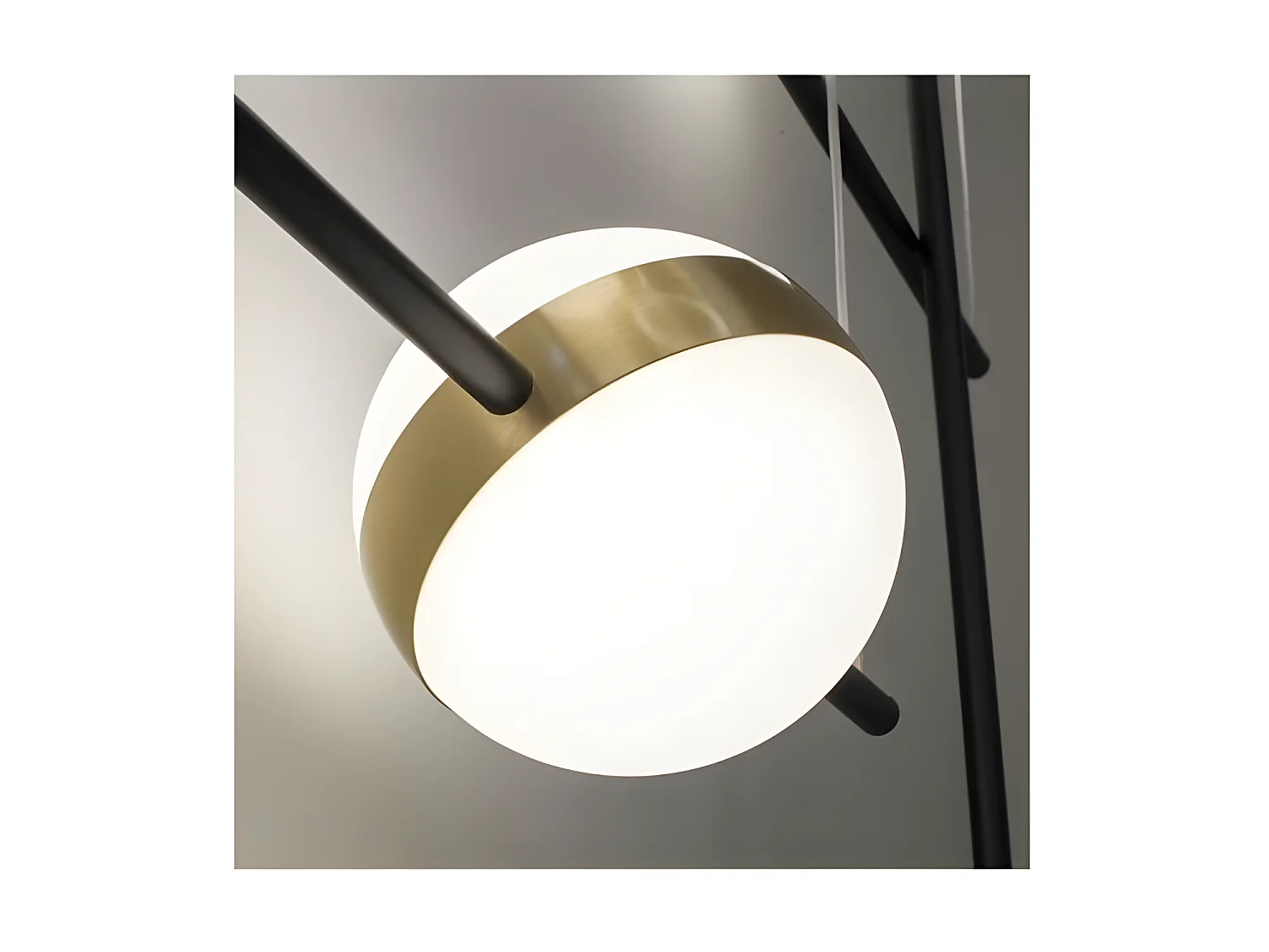 Modèle de bureau CUBA avec détail en or led 8w de MANTRA