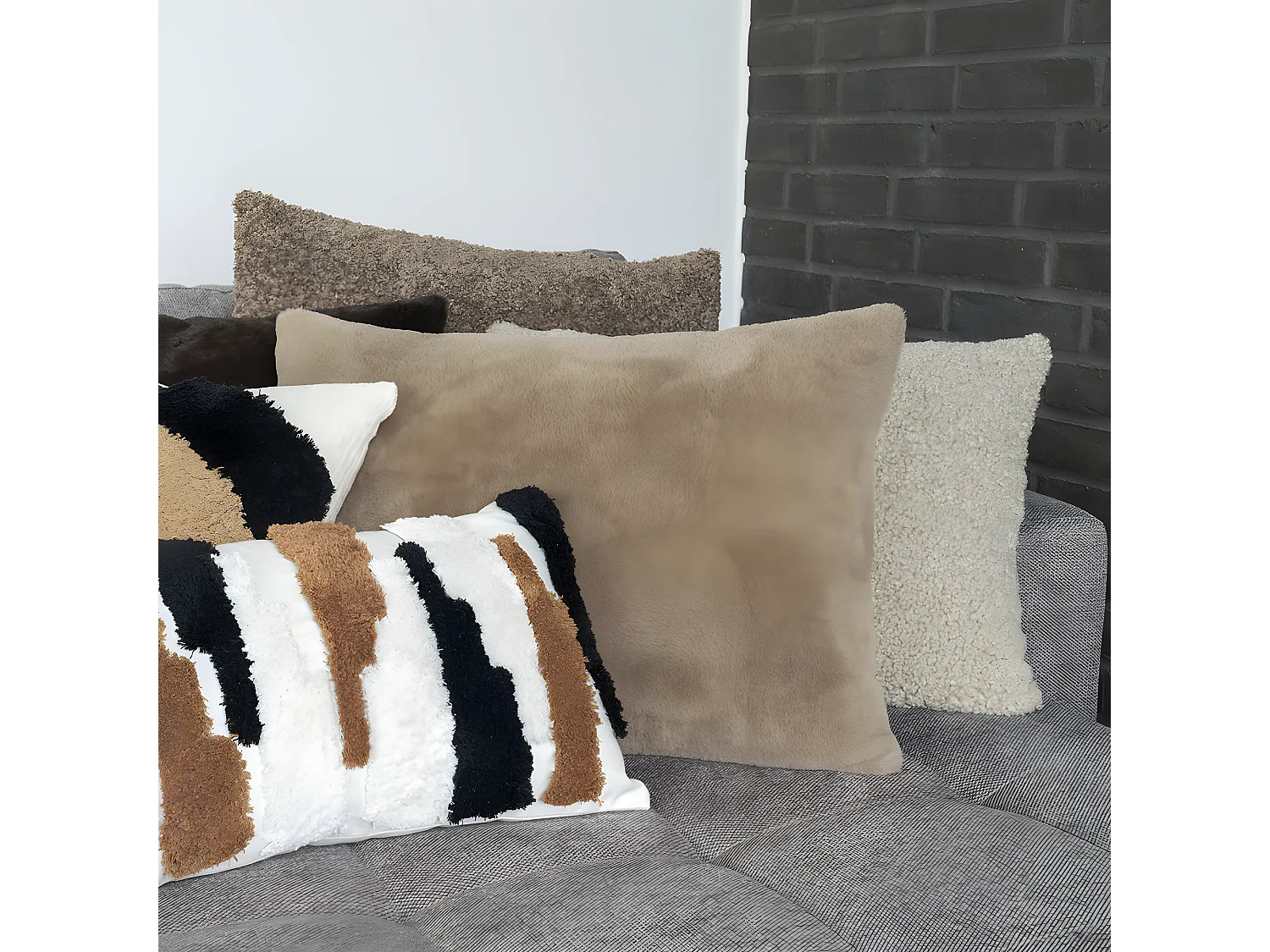 Cojín rectangular en poliéster rizado marrón 45 x 60 cm