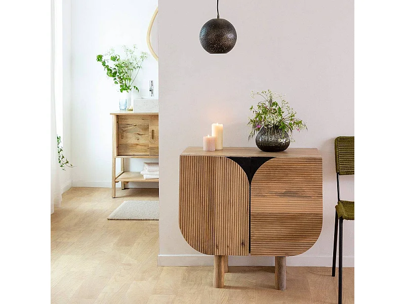 Buffet de madera de mango Loëvan con dos puertas espaciosas y curvas elegantes para un aspecto distinguido