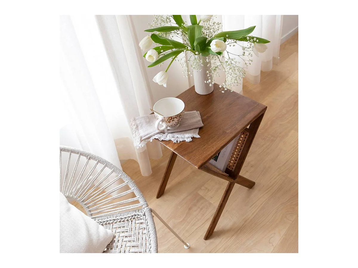 Revistero de madera de mango y caña Paloma