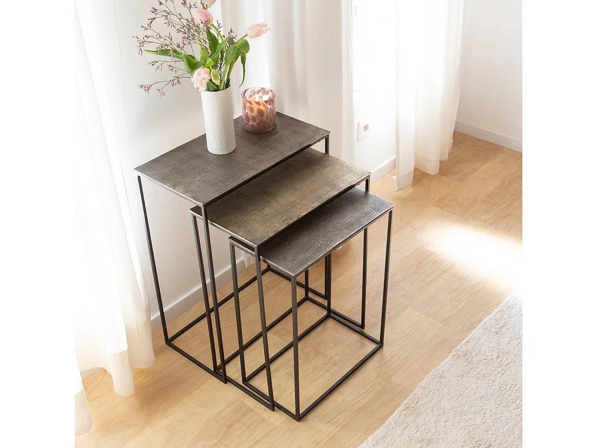 Conjunto de mesas auxiliares anidadas de aluminio Roxanne con bandeja dorada