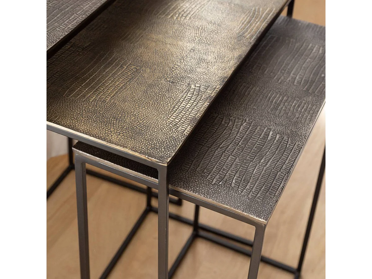 Conjunto de mesas auxiliares anidadas de aluminio Roxanne con bandeja dorada