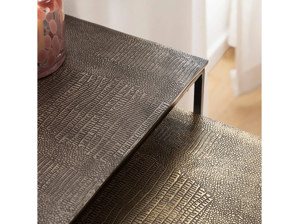 Conjunto de mesas auxiliares anidadas de aluminio Roxanne con bandeja dorada