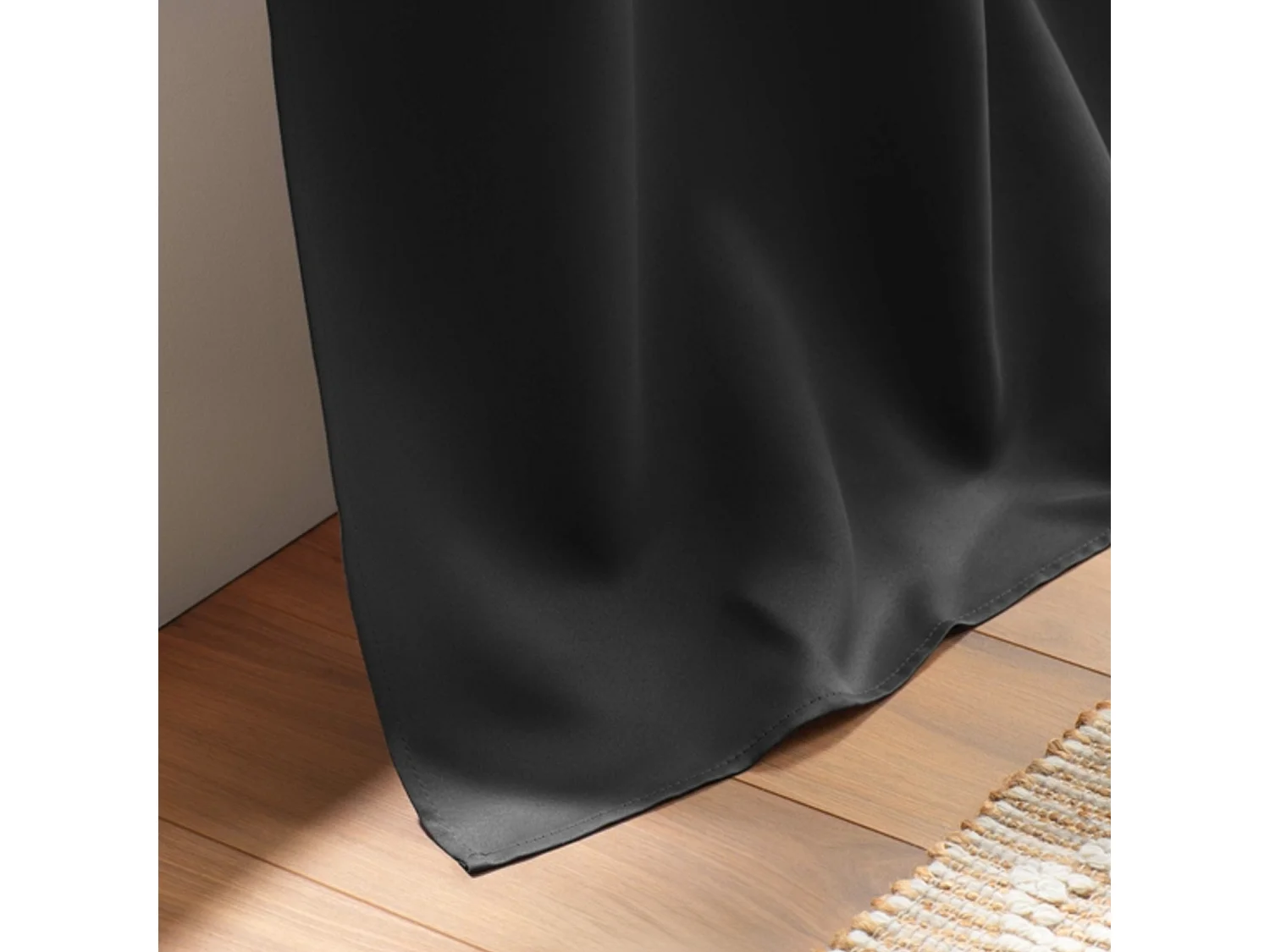 Cortina opaca lisa con ollaos 135 x 240 cm