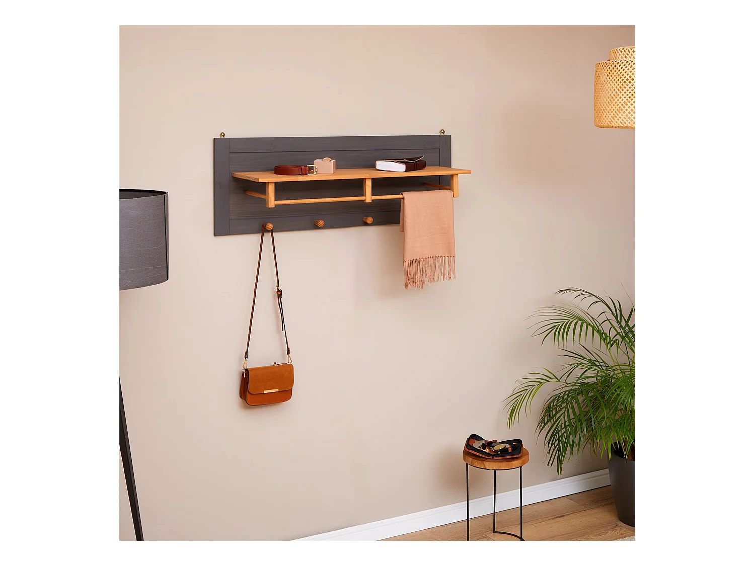 Portemanteau mural avec avec 4 crochets, 1 tringle et 1 étagère murale de rangement BOLTON, patère en pin massif anthracite et brun