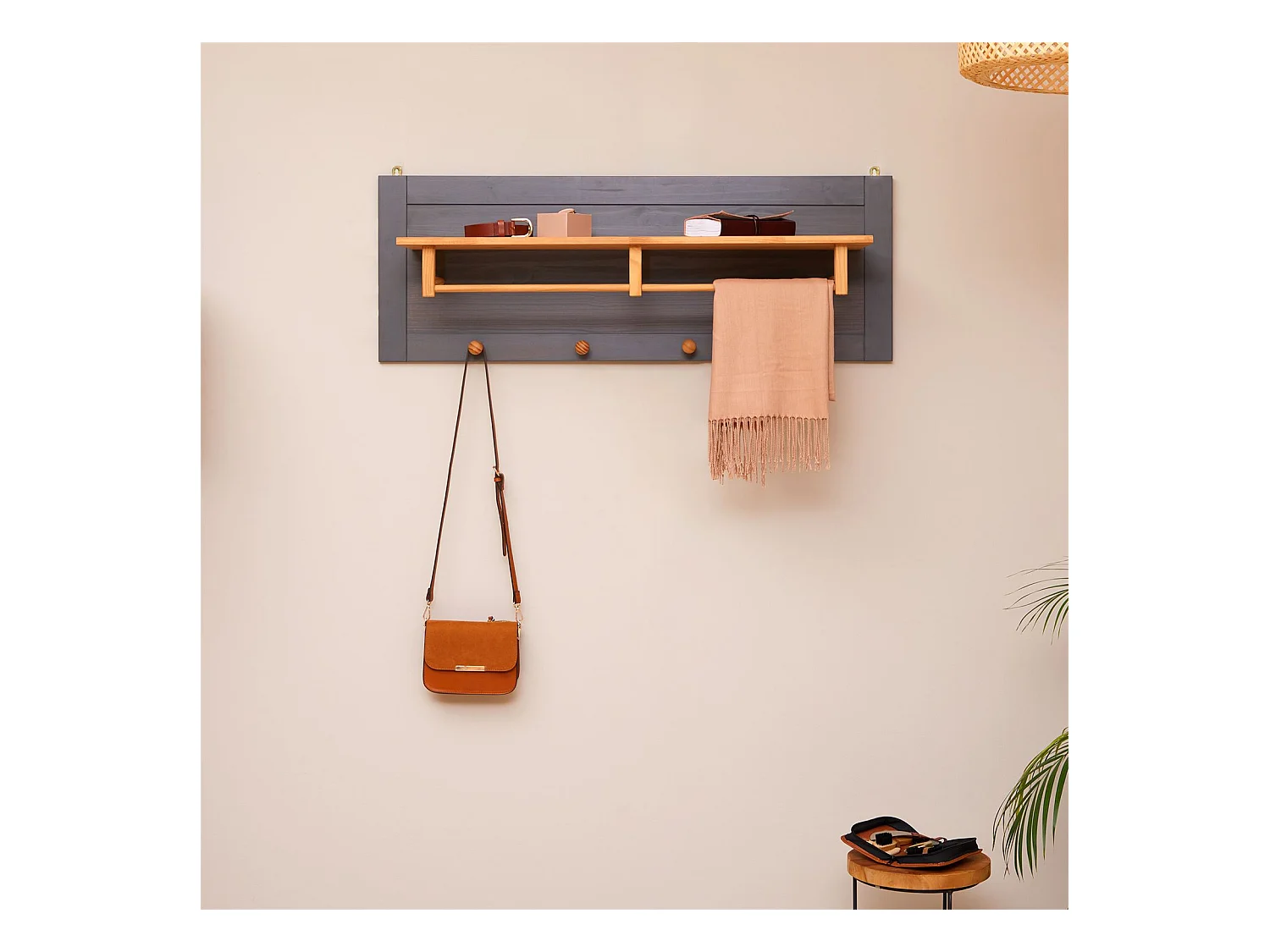 Portemanteau mural avec avec 4 crochets, 1 tringle et 1 étagère murale de rangement BOLTON, patère en pin massif anthracite et brun