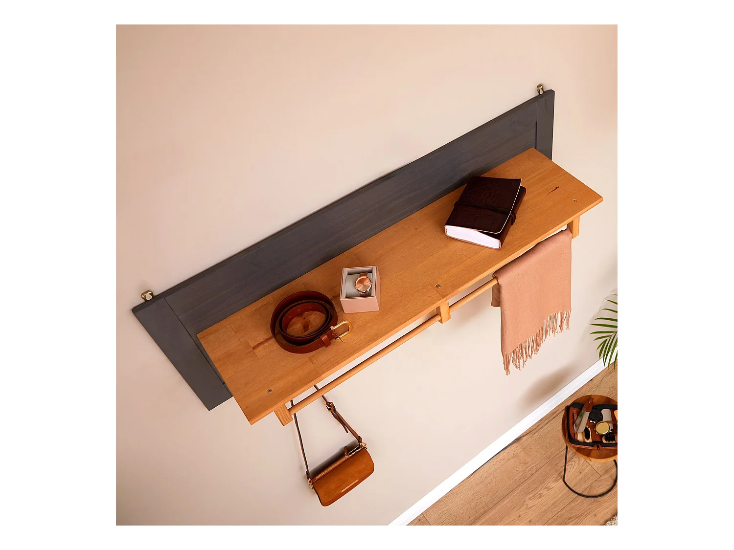 Portemanteau mural avec avec 4 crochets, 1 tringle et 1 étagère murale de rangement BOLTON, patère en pin massif anthracite et brun