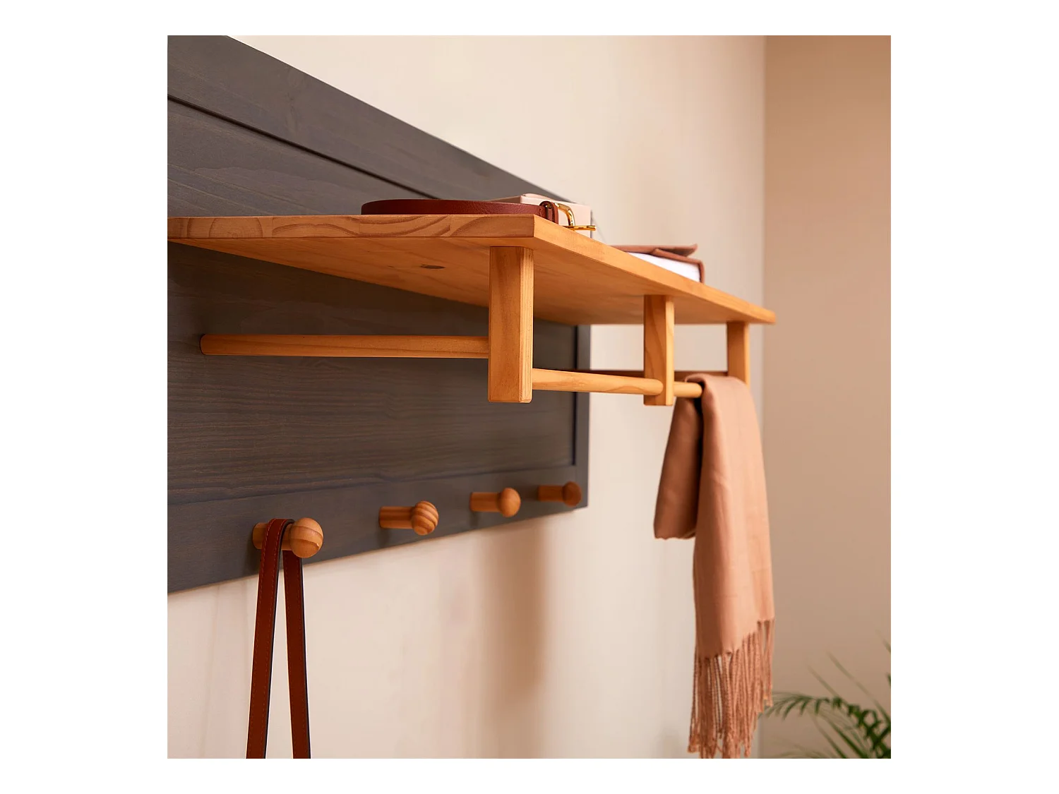 Portemanteau mural avec avec 4 crochets, 1 tringle et 1 étagère murale de rangement BOLTON, patère en pin massif anthracite et brun