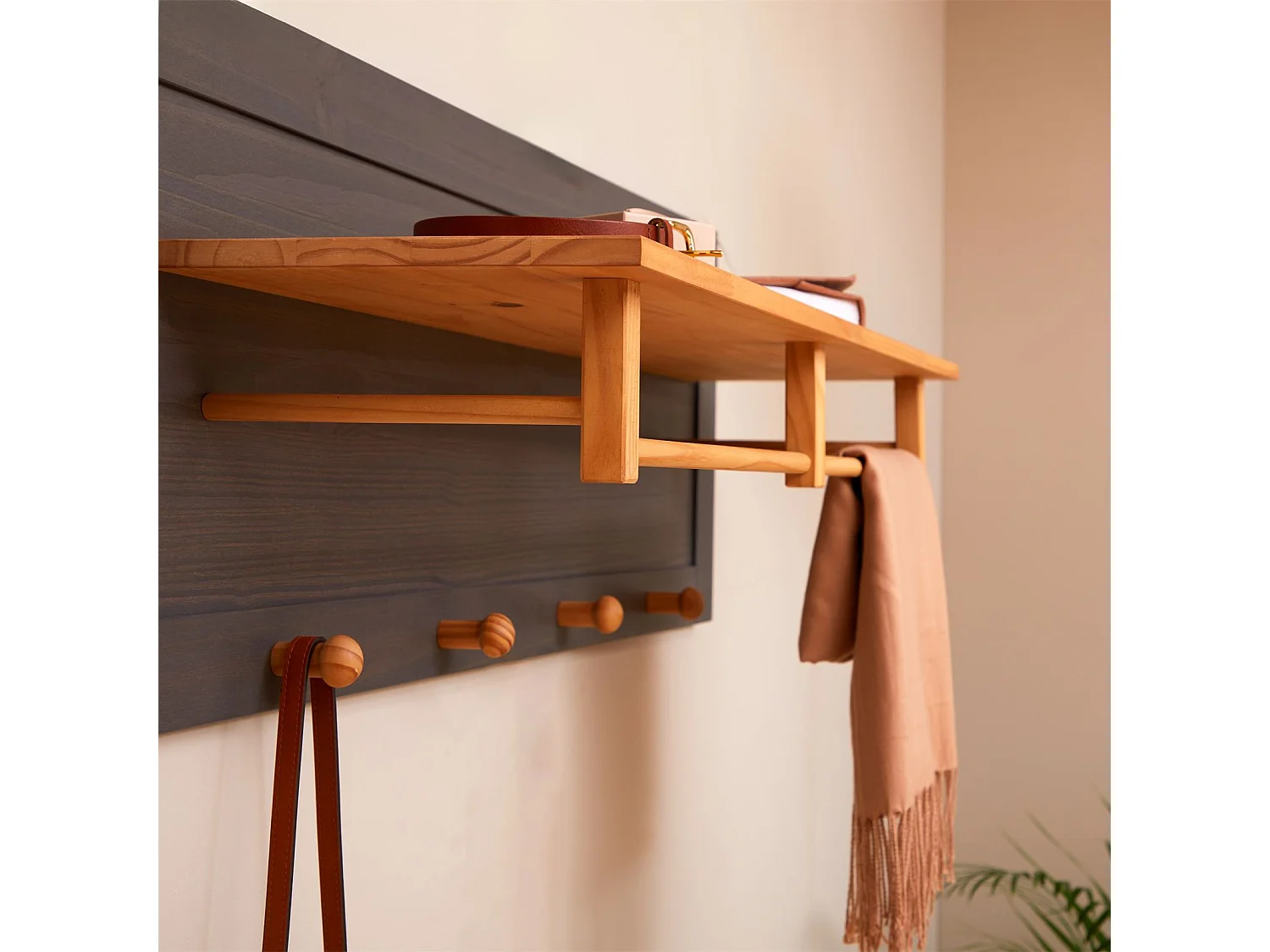 Portemanteau mural avec avec 4 crochets, 1 tringle et 1 étagère murale de rangement BOLTON, patère en pin massif anthracite et brun