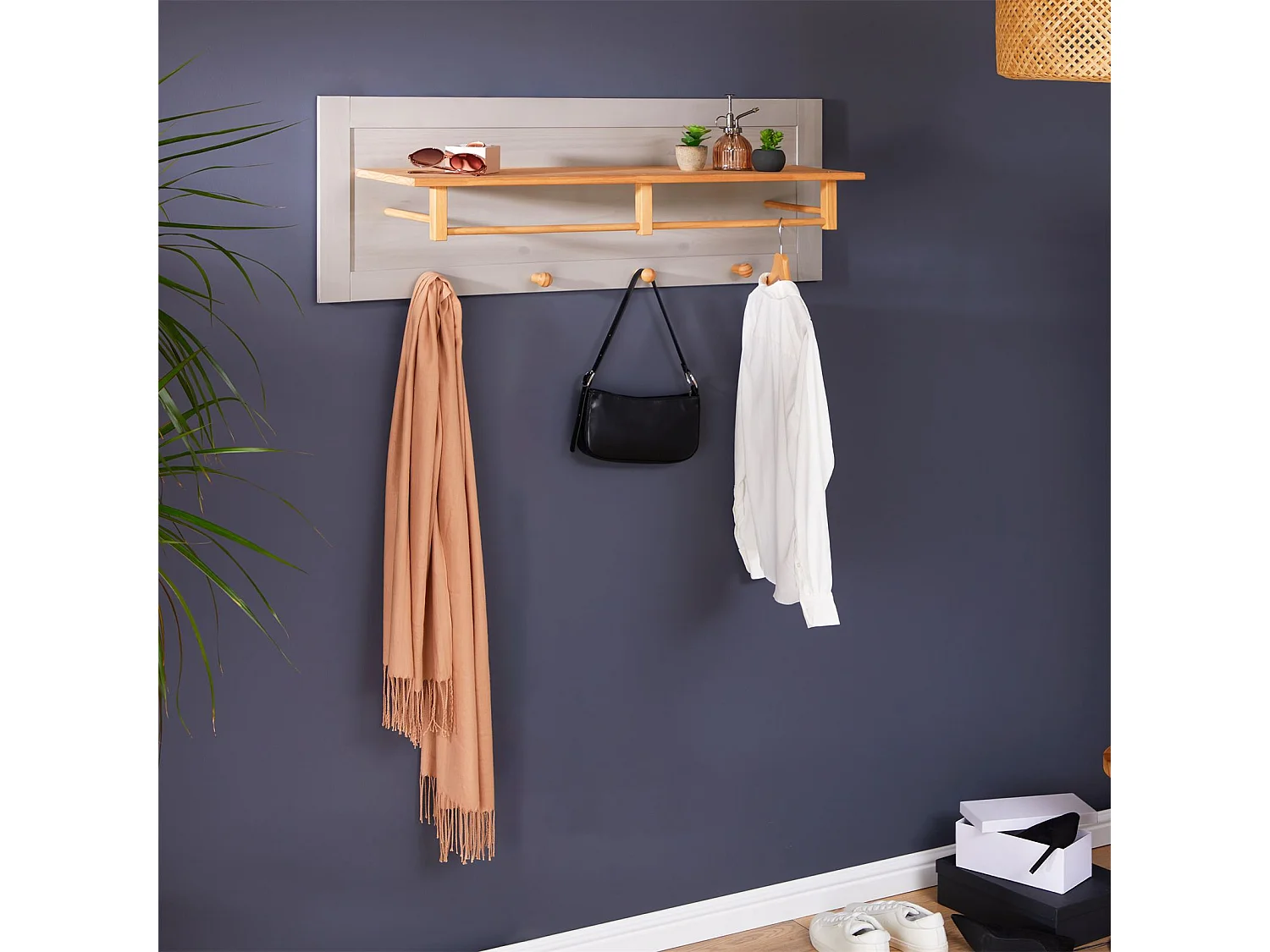 Portemanteau mural avec 4 crochets, 1 tringle et 1 étagère murale de rangement BOLTON, patère en pin massif gris et brun