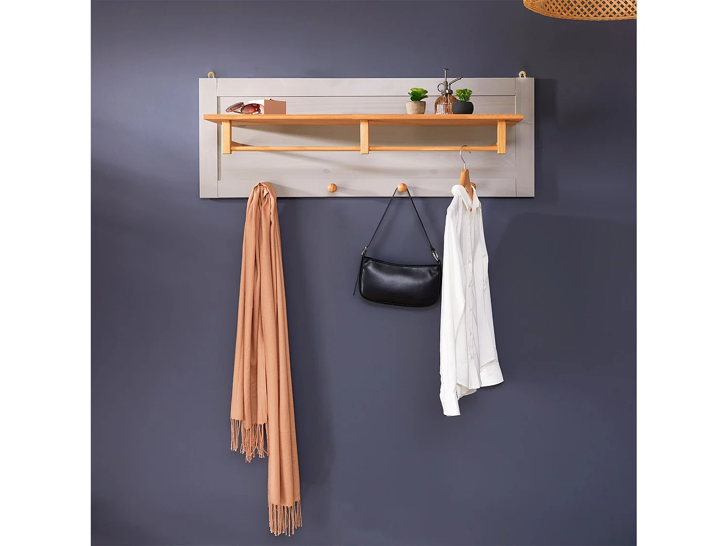 Portemanteau mural avec 4 crochets, 1 tringle et 1 étagère murale de rangement BOLTON, patère en pin massif gris et brun