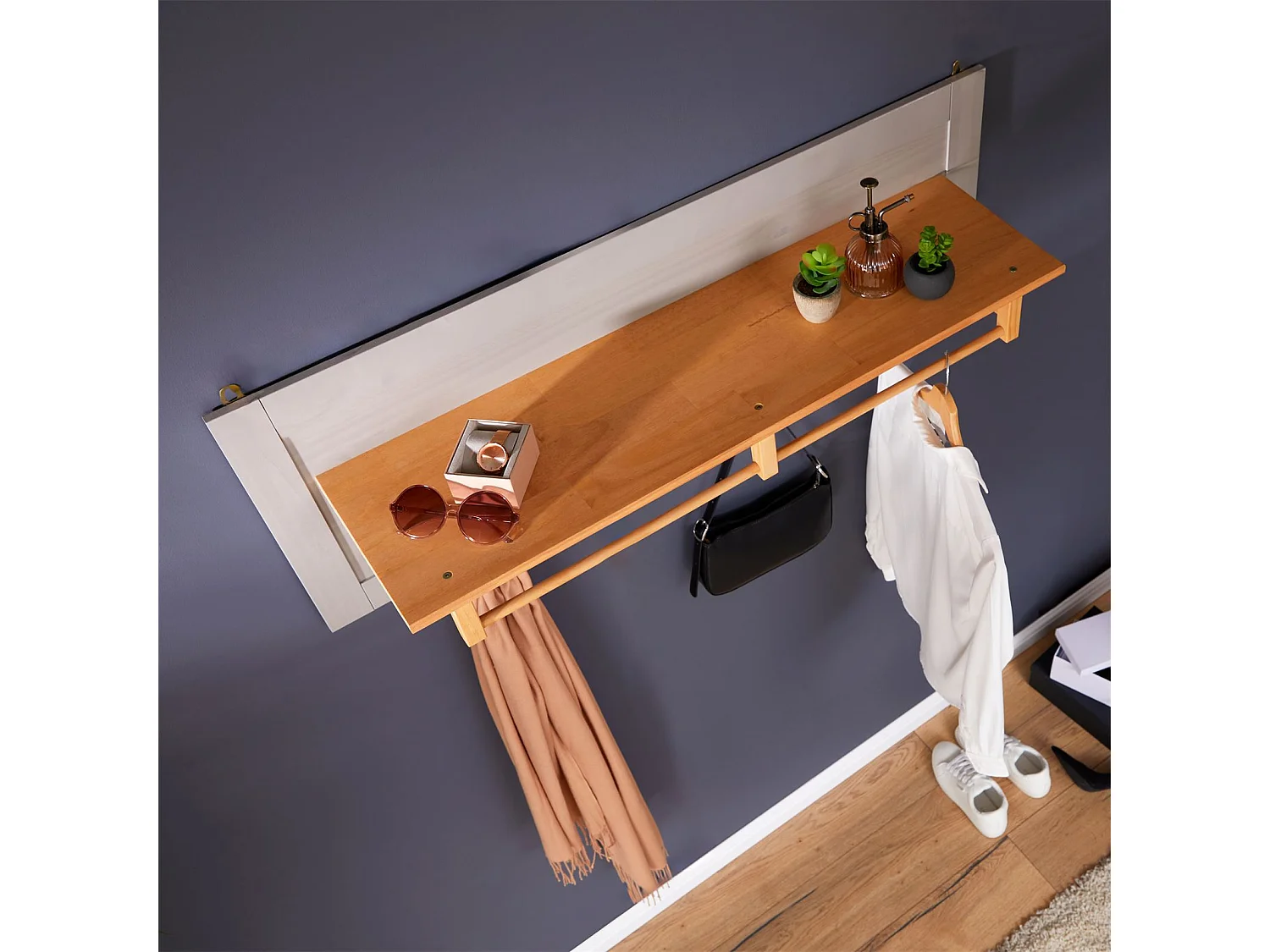 Portemanteau mural avec 4 crochets, 1 tringle et 1 étagère murale de rangement BOLTON, patère en pin massif gris et brun