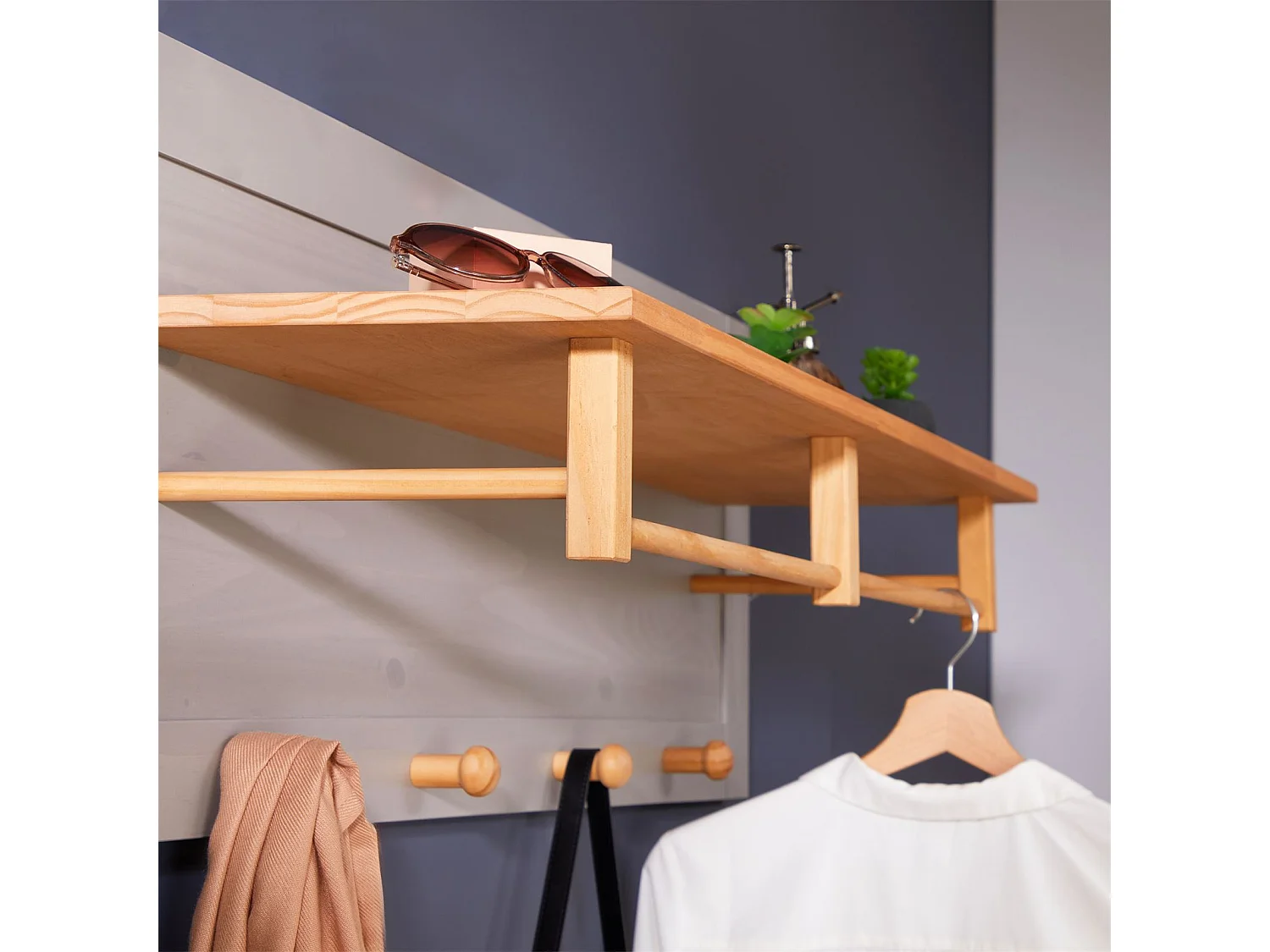 Portemanteau mural avec 4 crochets, 1 tringle et 1 étagère murale de rangement BOLTON, patère en pin massif gris et brun