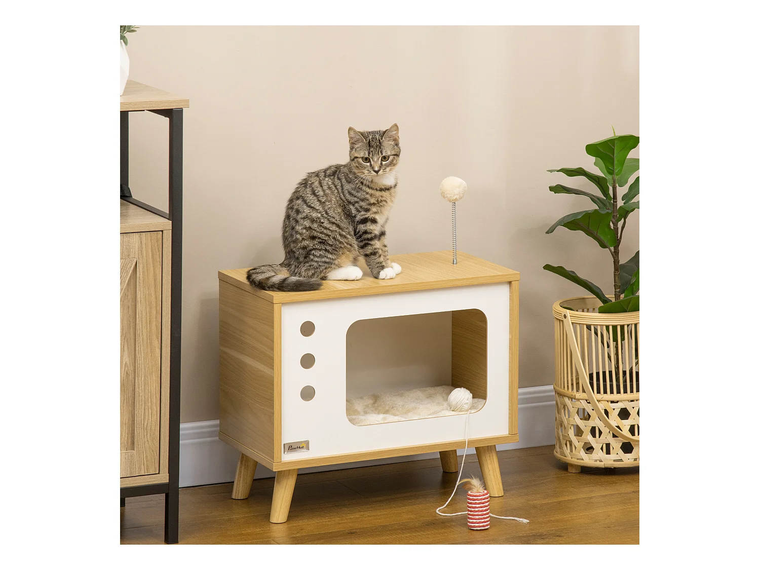 Maison pour chat design poste de télévision - niche chat panier chat - 2 coussins amovibles, boule à ressort - panneaux aspect bois clair blanc