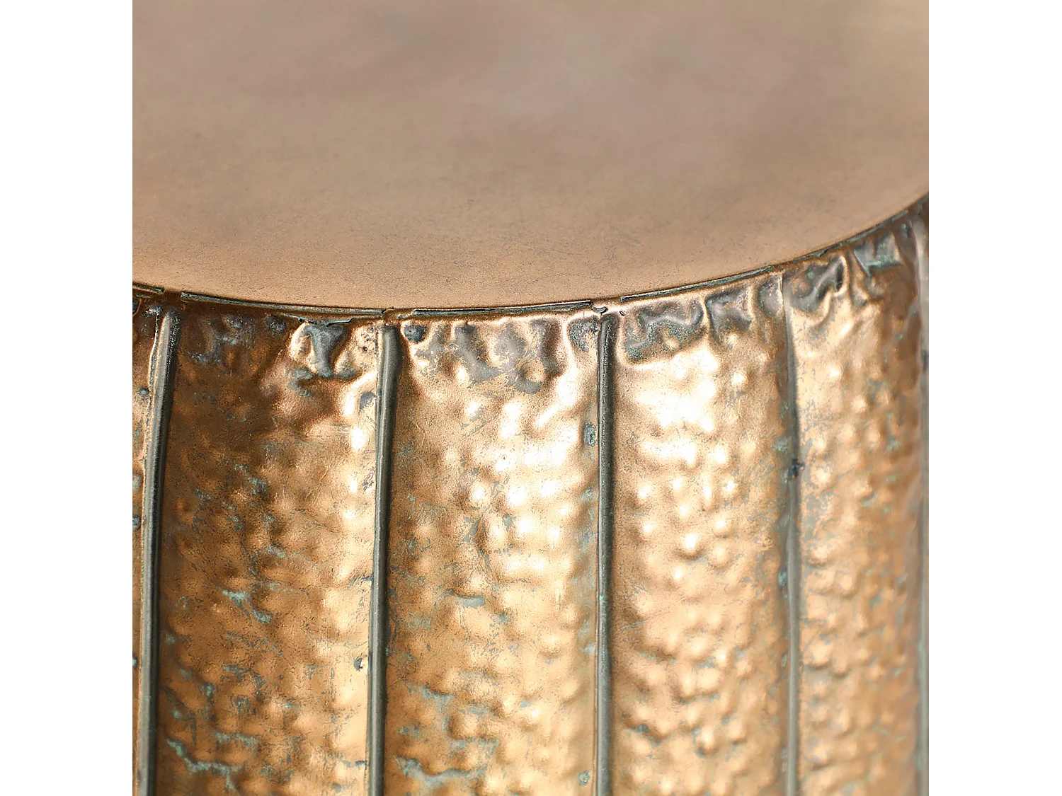 Mesa auxiliar de hierro en color oro de 44x44x50cm