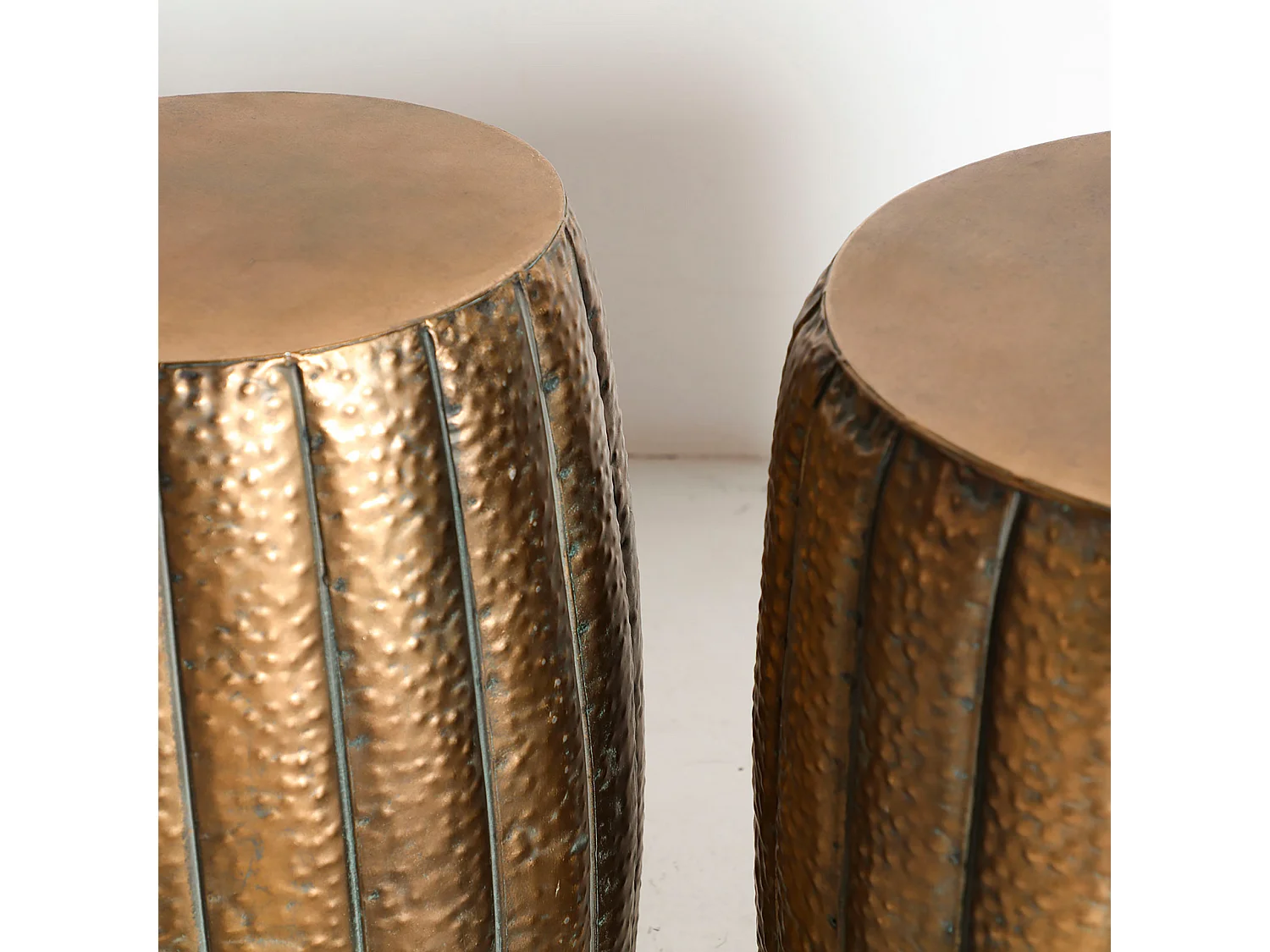 Mesa auxiliar de hierro en color oro de 44x44x50cm