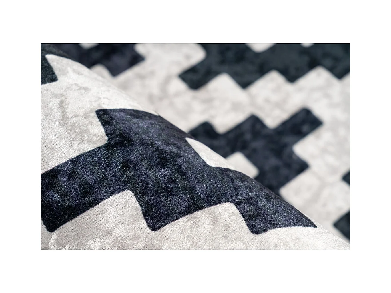 Tapis Géométrique à Poils Courts "Sally" Noir & Blanc 80 x 150 cm