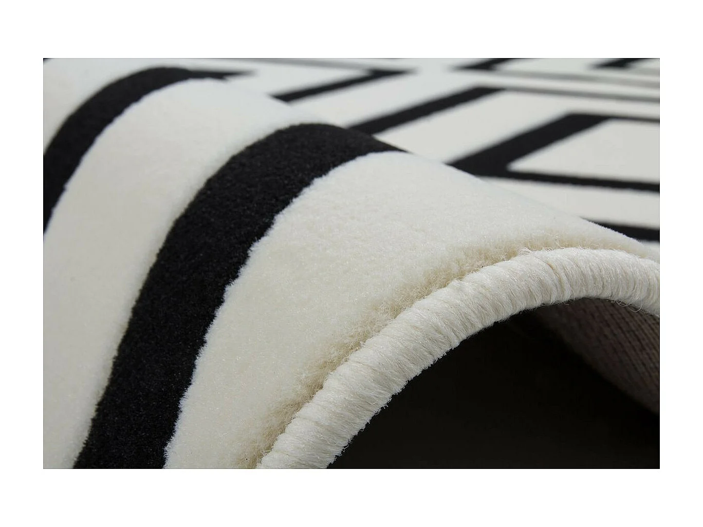 Tapis Imprimé à Poils Courts "Lina" Ivoire & Noir 120 x 170 cm