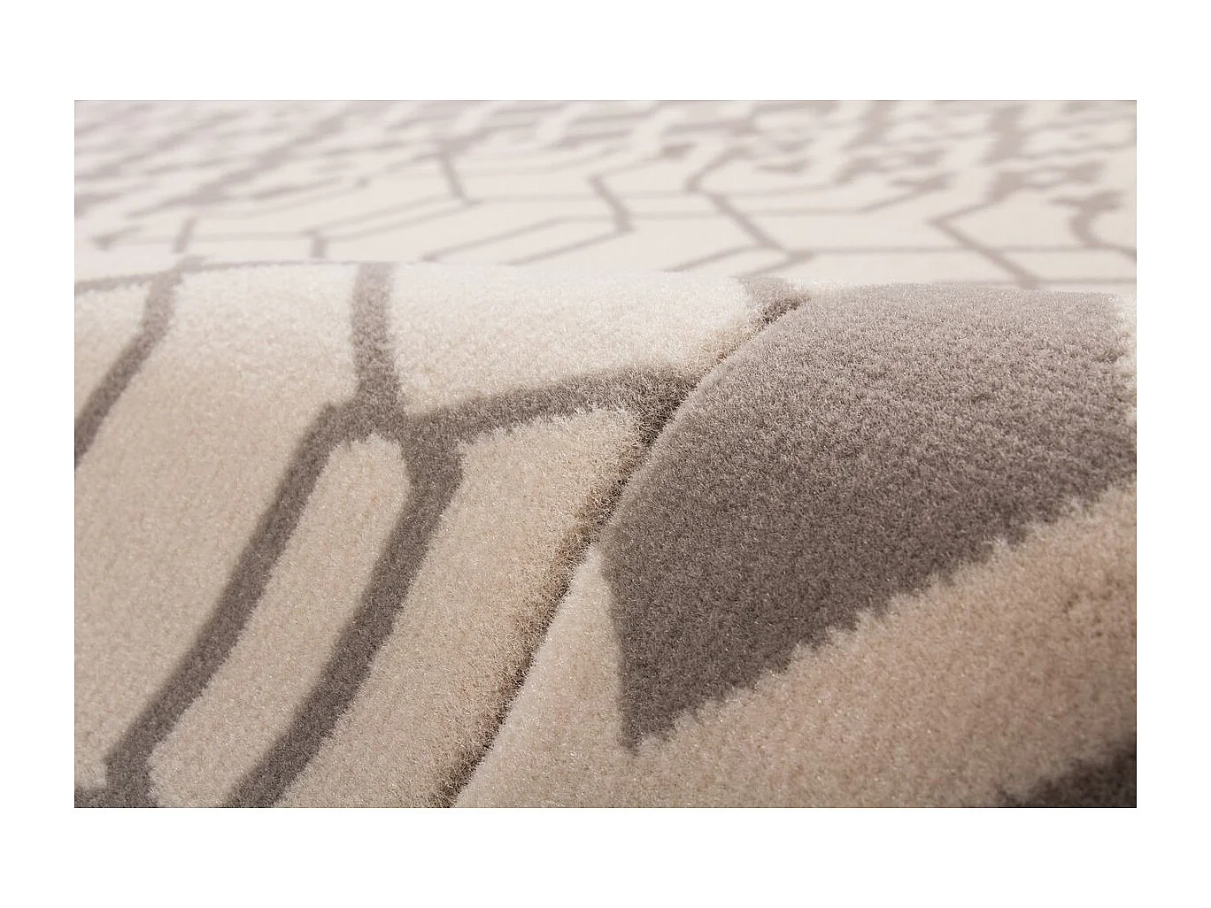 Tapis Tissé Géométrique à Poils Courts "Lina" Taupe 160 x 230 cm