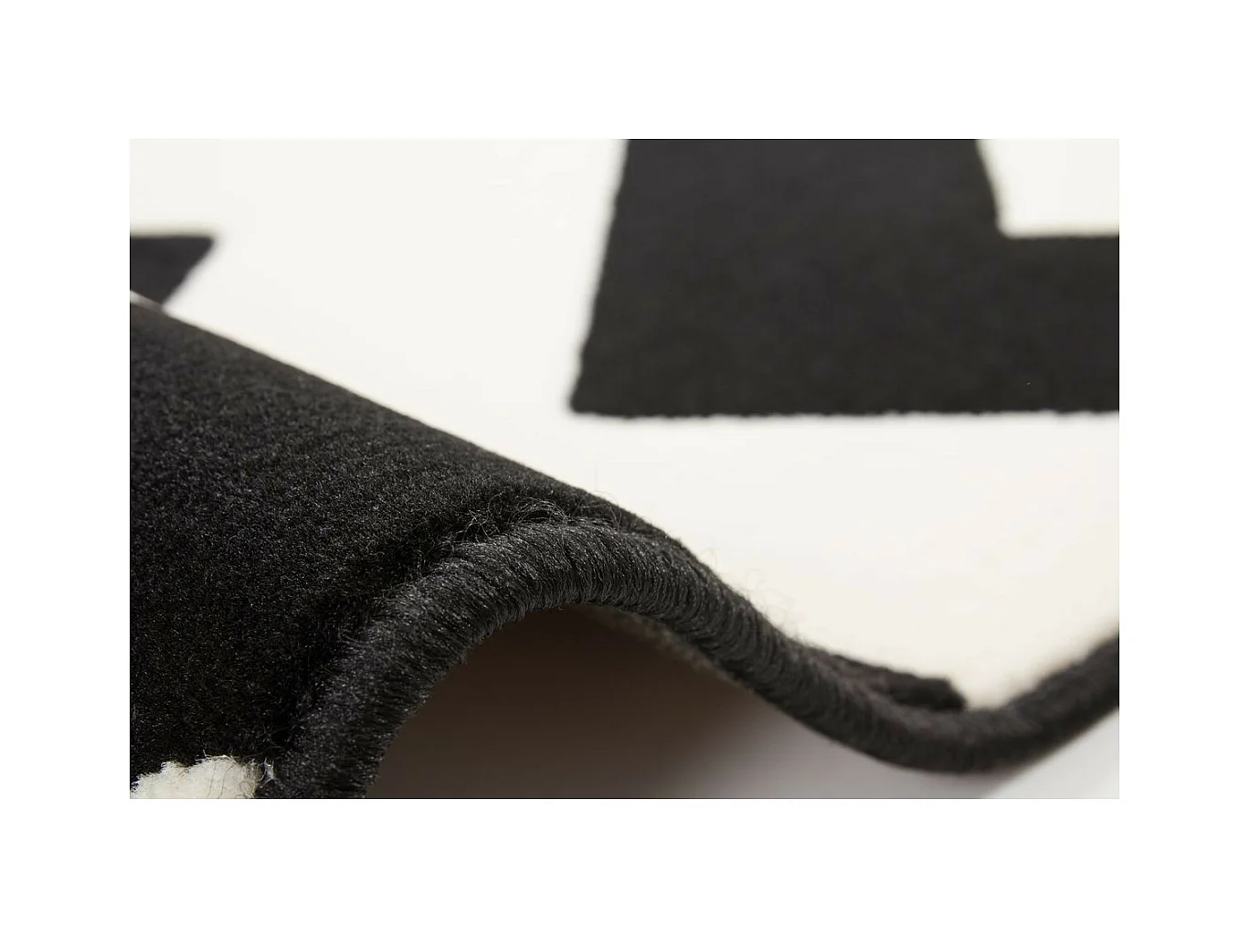 Tapis Géométrique à Poils Courts "Manolya" Noir 120 x 170 cm