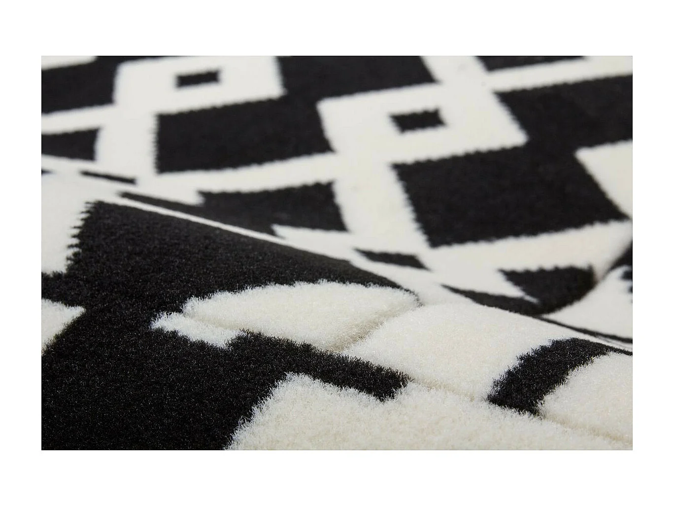 Tapis Tissé Géométrique à Poils Courts "Lina" Noir 120 x 170 cm