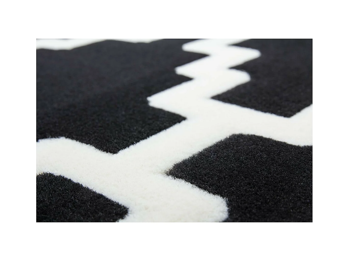 Tapis Imprimé Losange à Poils Courts "Lina" Noir 200 x 290 cm